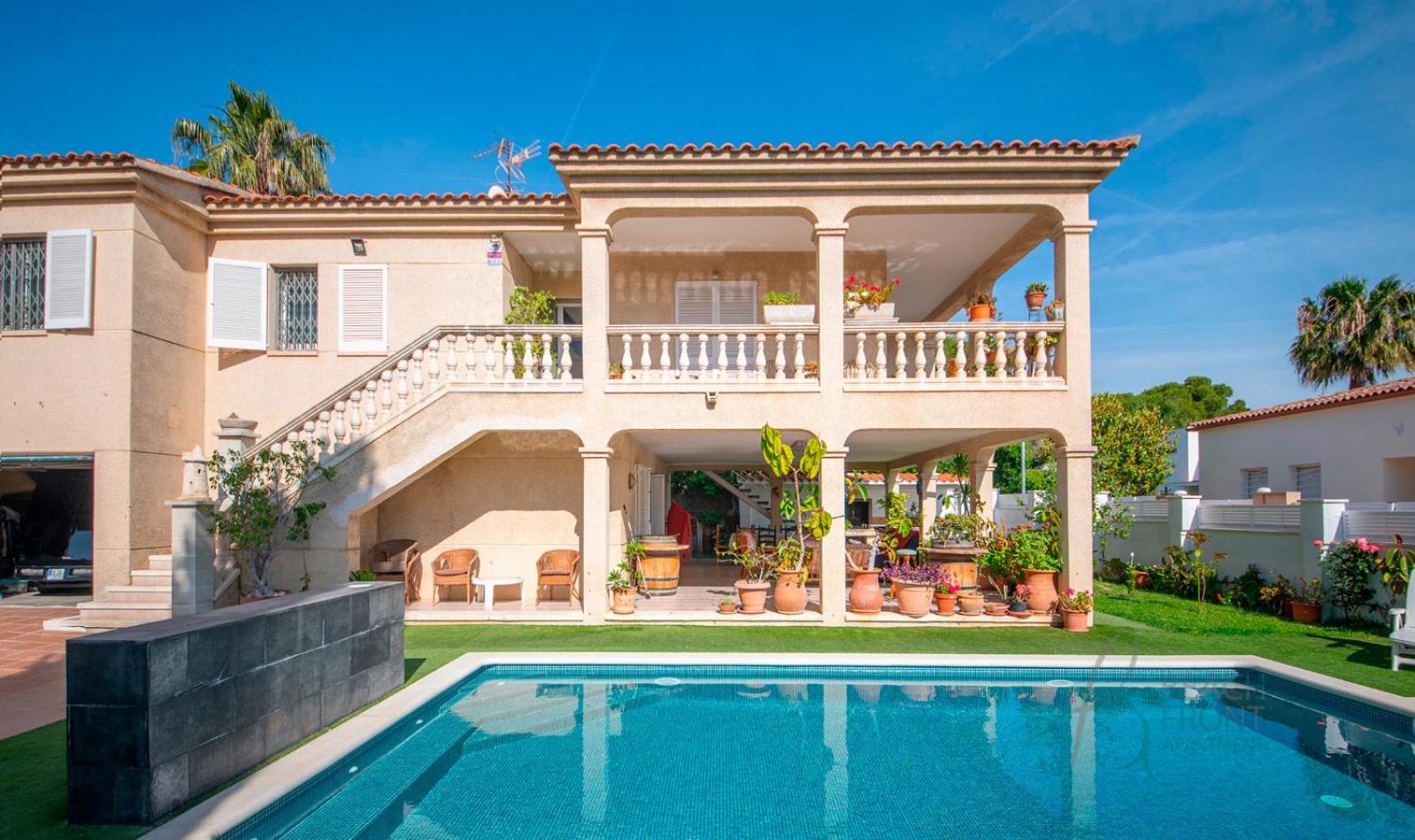 R153 - Espaciosa Con Piscina Privada En Villa *