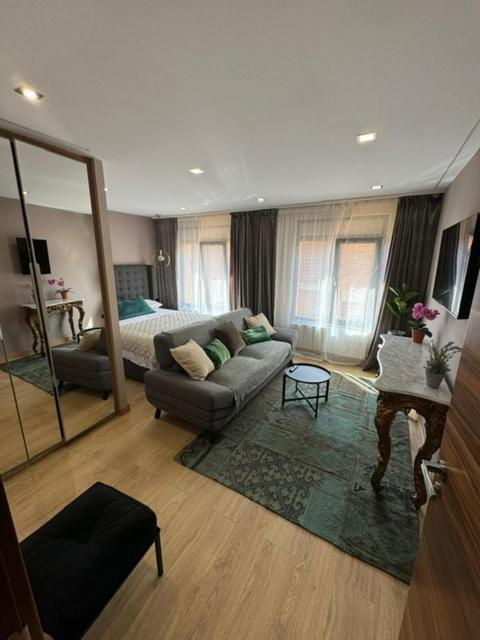 Apartamento Piso De Dos Con Reforma De Diseno *