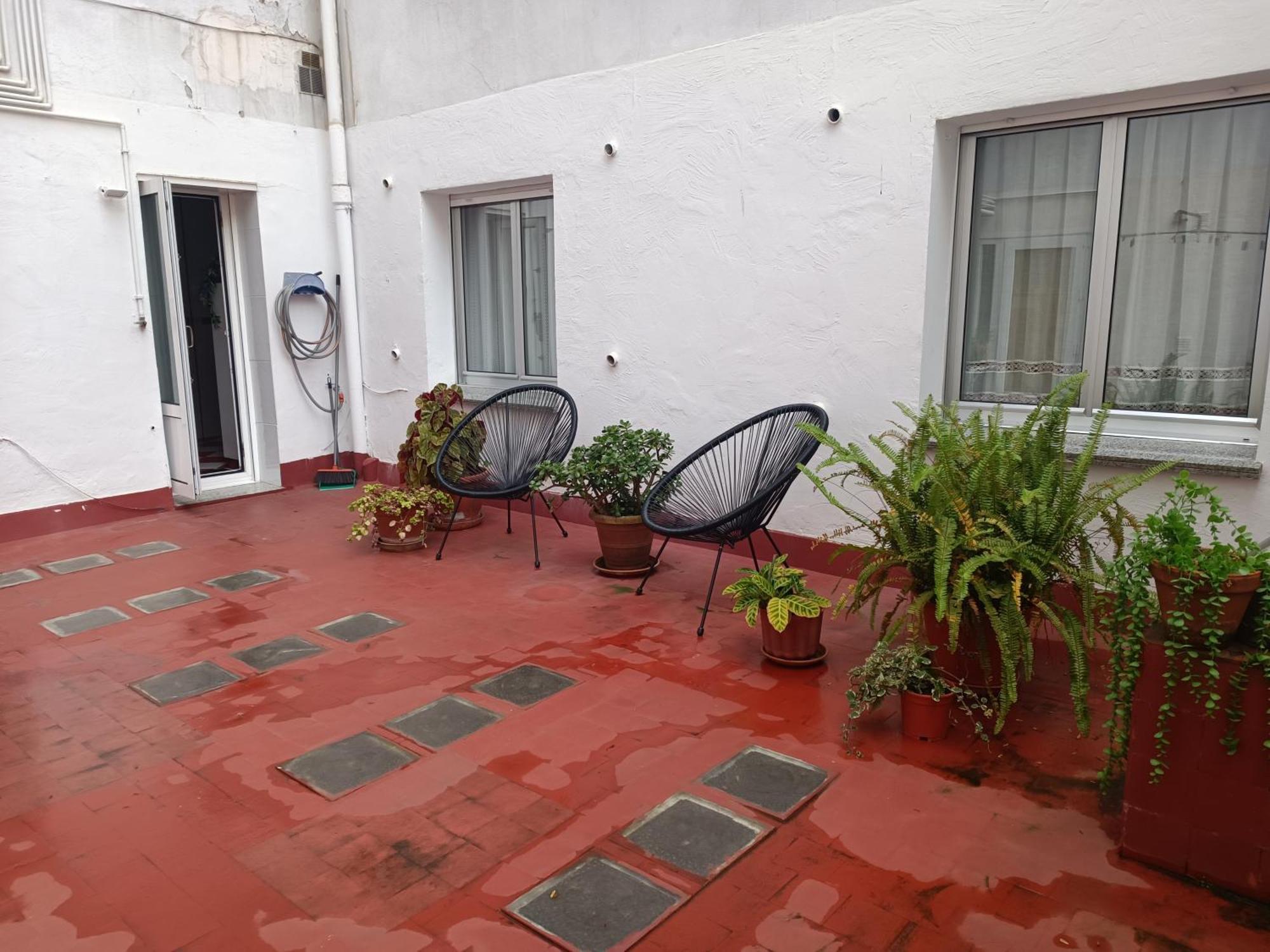 En La Ciudad, Con Patio -parking Gratis Apartamento *