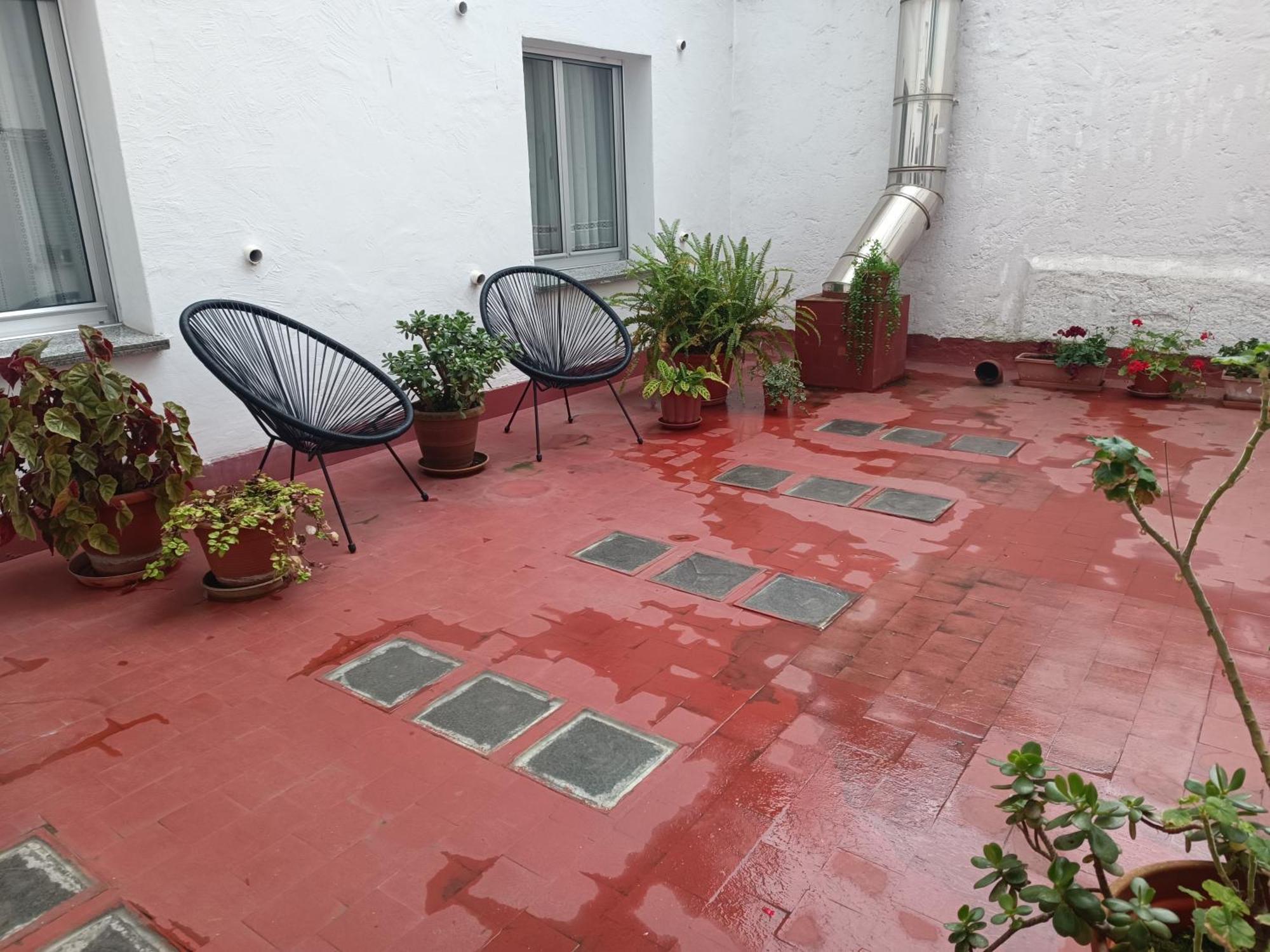 Apartamento En La Ciudad, Con Patio -parking Gratis *