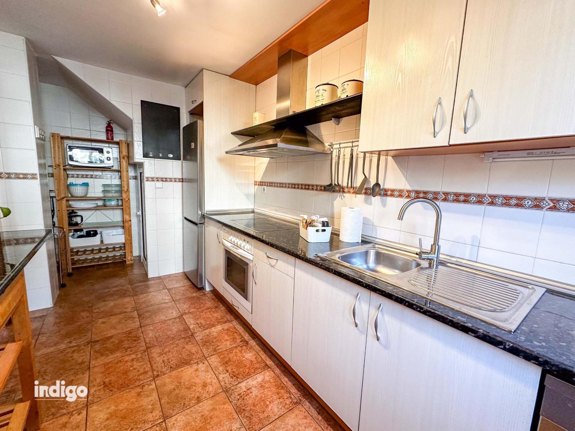 Ann001 Bright Two Bedroom Townhouse