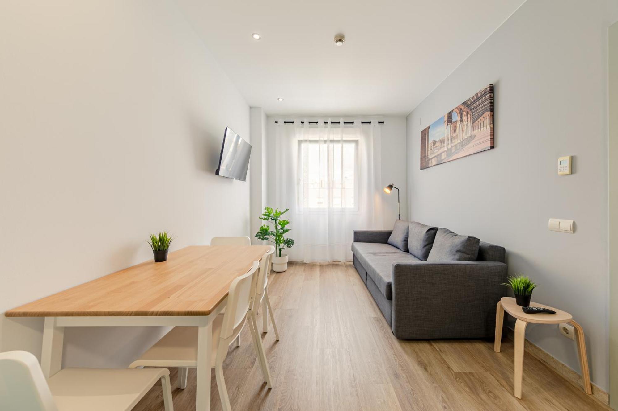 25 With Free Parking And Pool *