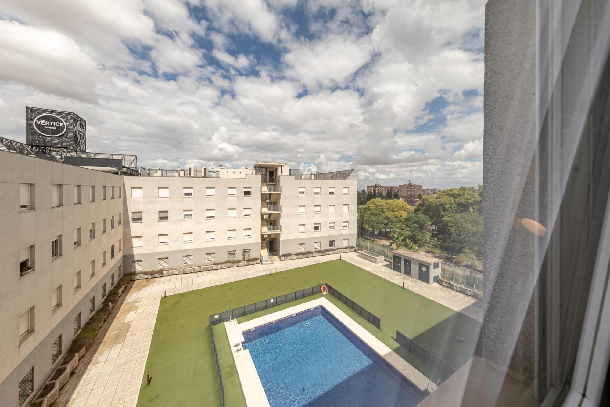 25 With Free Parking And Pool *