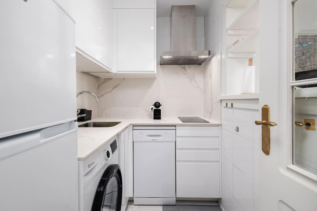 Apartment With Private Parking & Walk To Rdr404 *