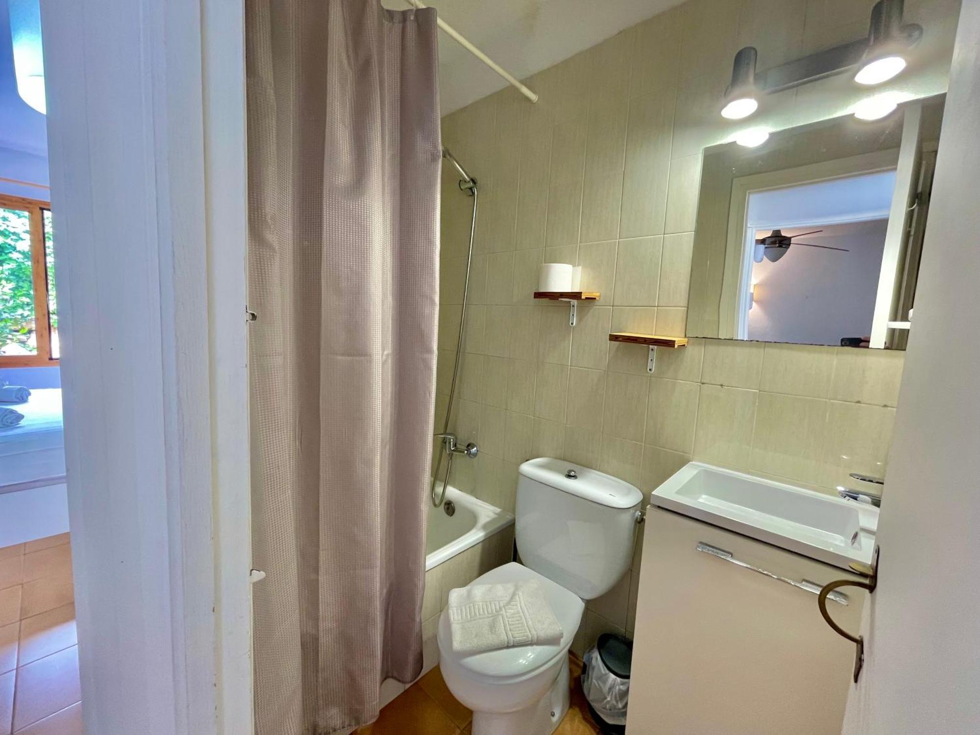 Llevant En Planta Baja Con Piscina Apartment