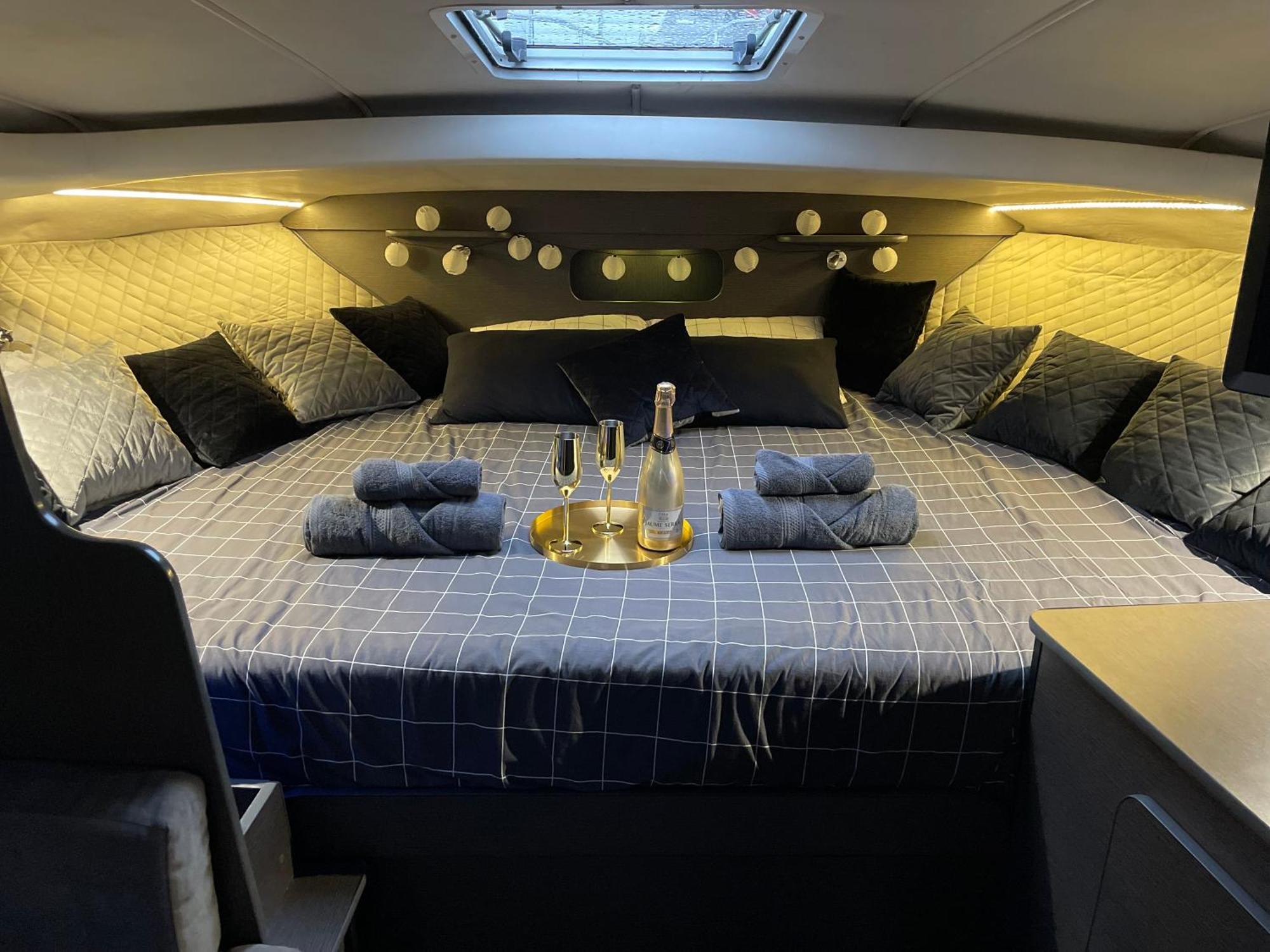 Barco Kmp Hotel en barco *
