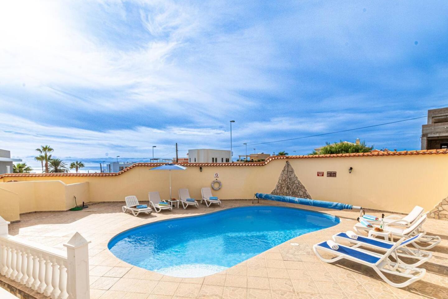 Victoria With Heated Pool Villa