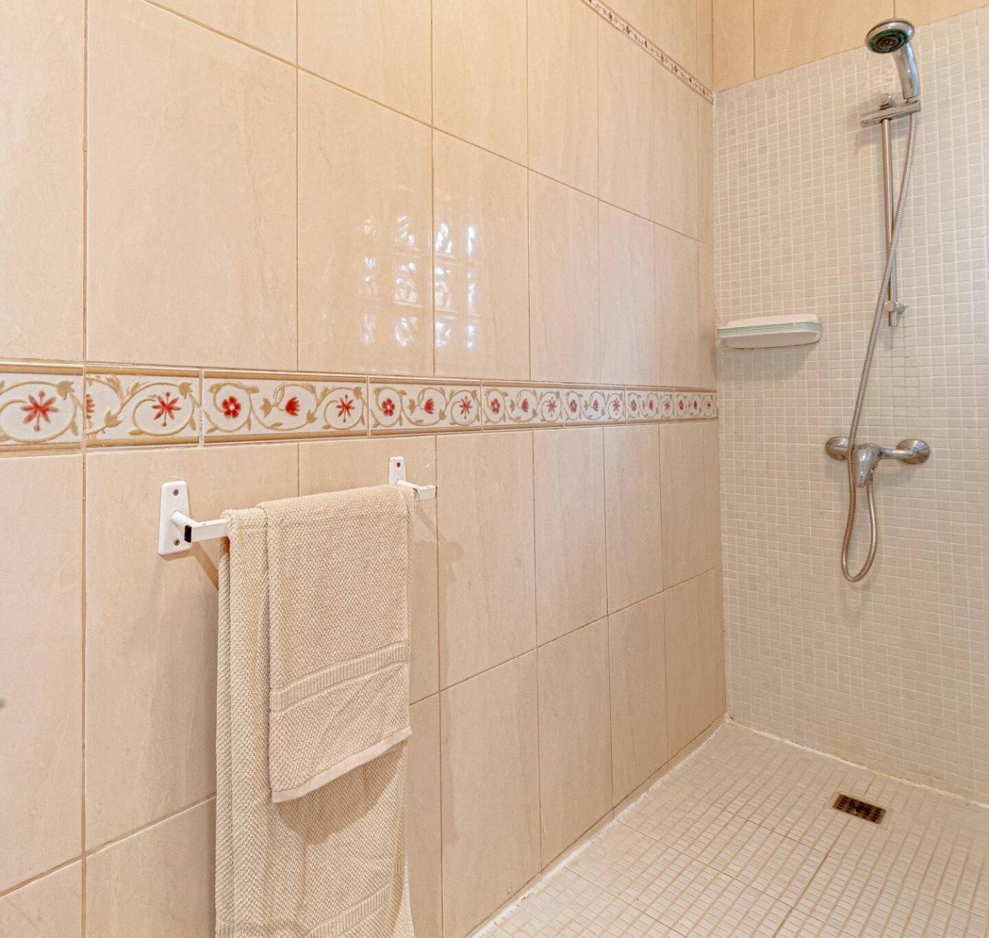 Victoria With Heated Pool *