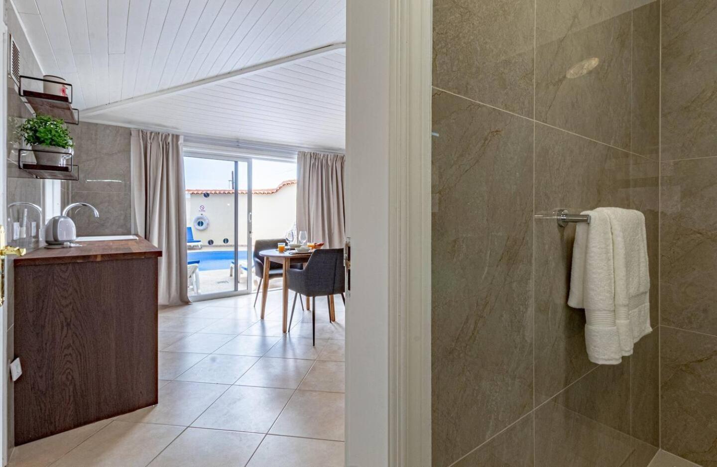 Victoria With Heated Pool