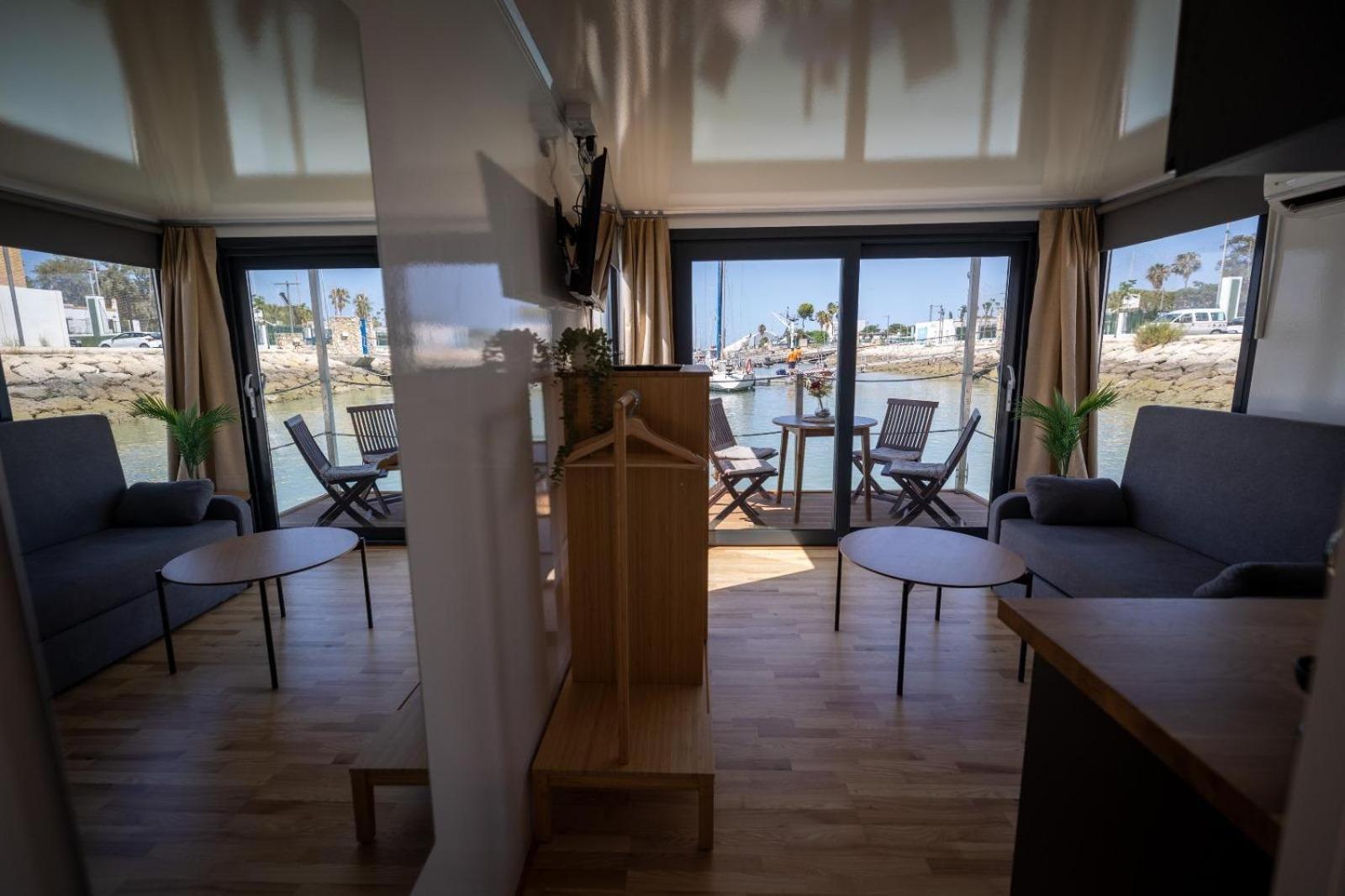 The Boathouse Company - Casa Flotante Experience - Real Club Nautico, Hotel en barco