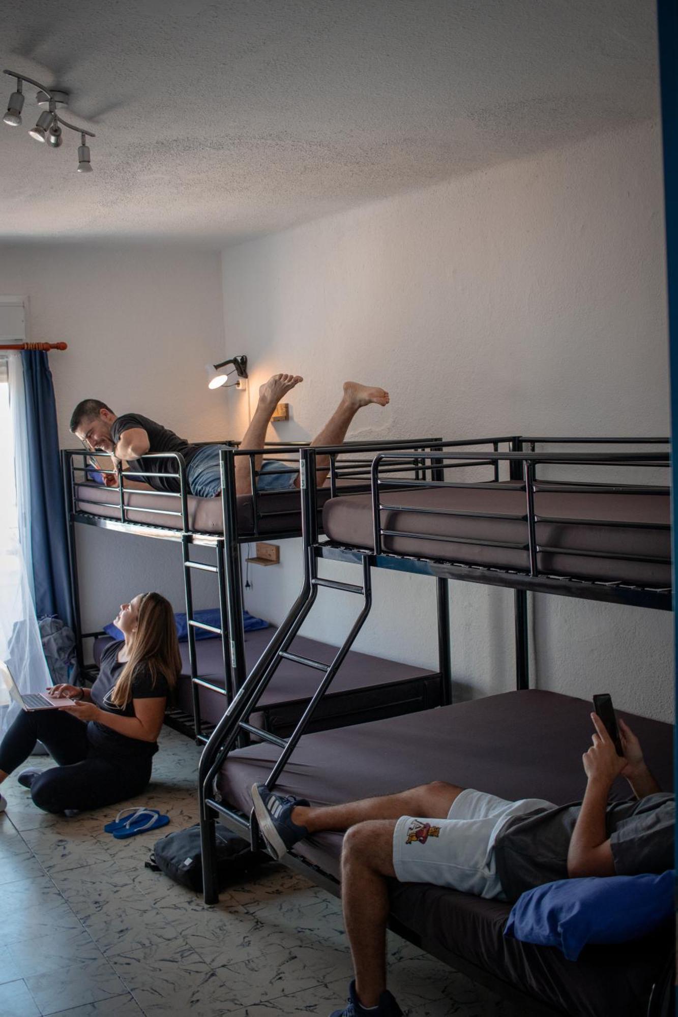 Mana Mana Youth Hostel *