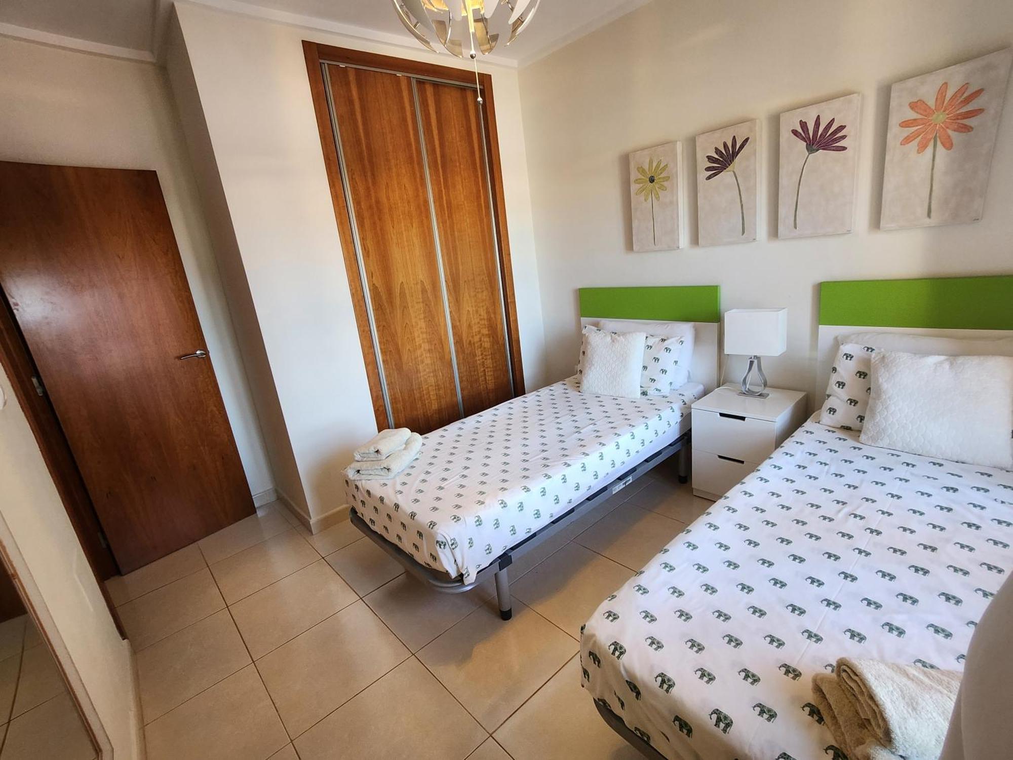Spacious 3 Bedroom 2 Bathroom - Puerto Marina Complex *