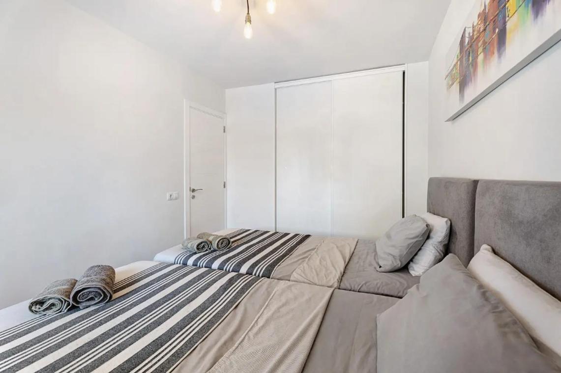 Apartamento De Lujo En Torre Del Sol, Playa De Americas