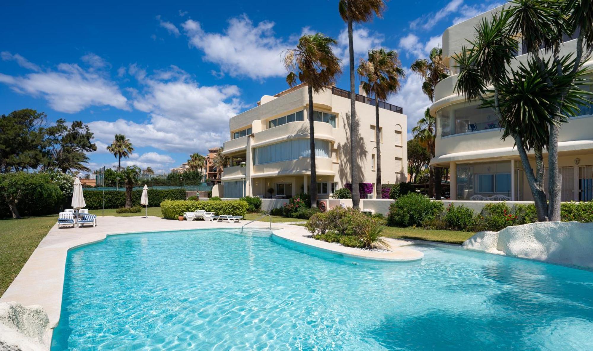 Beachfront Neptuno I, Complex,views,pool,garden, Elviria *