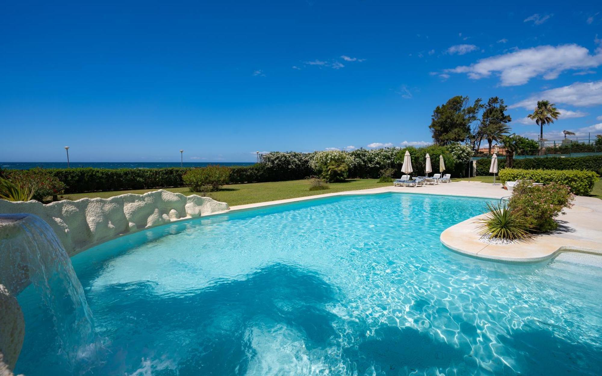 Beachfront Neptuno I, Complex,views,pool,garden, Elviria