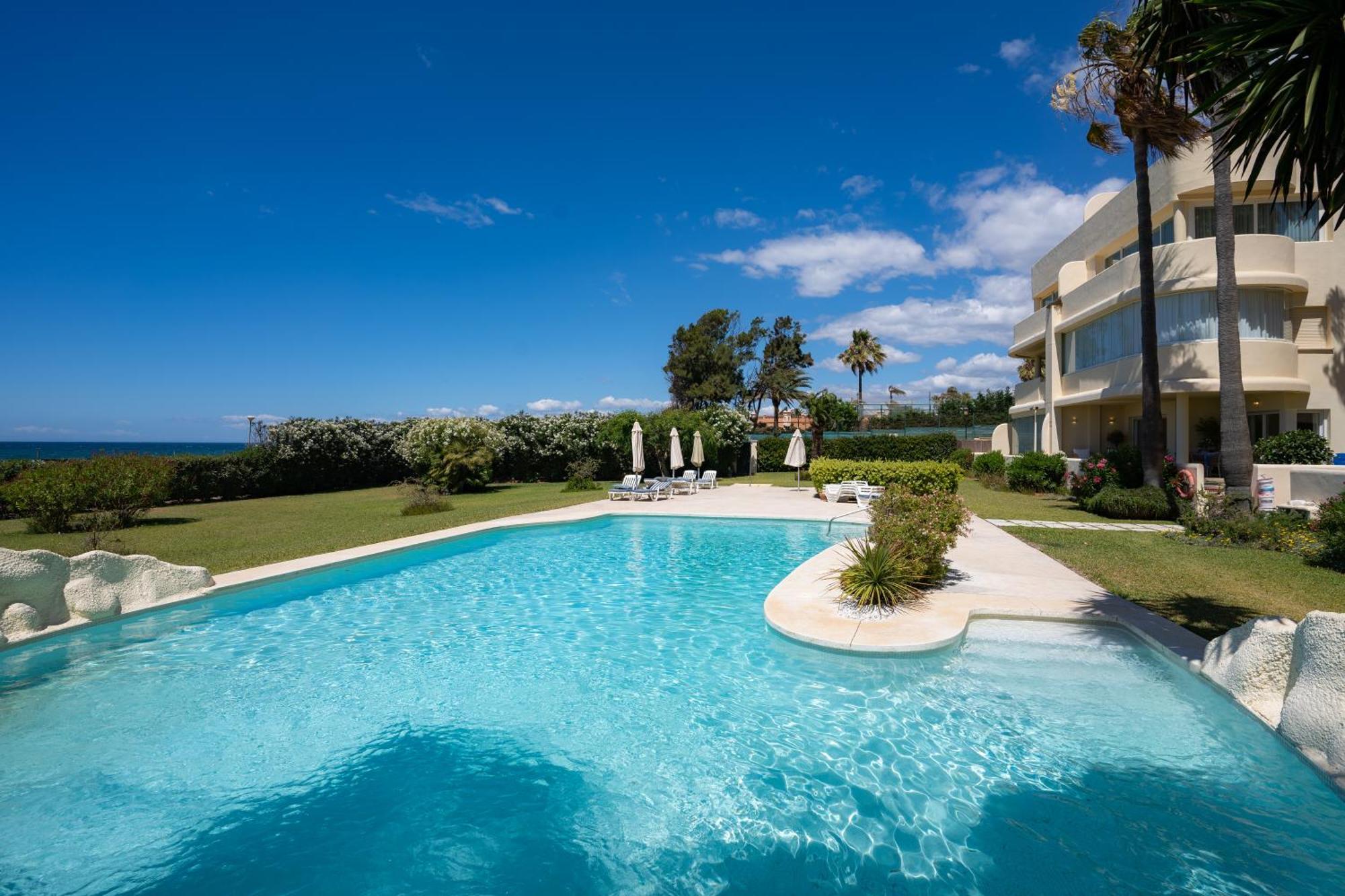 Beachfront Neptuno I, Complex,views,pool,garden, Elviria Apartment *
