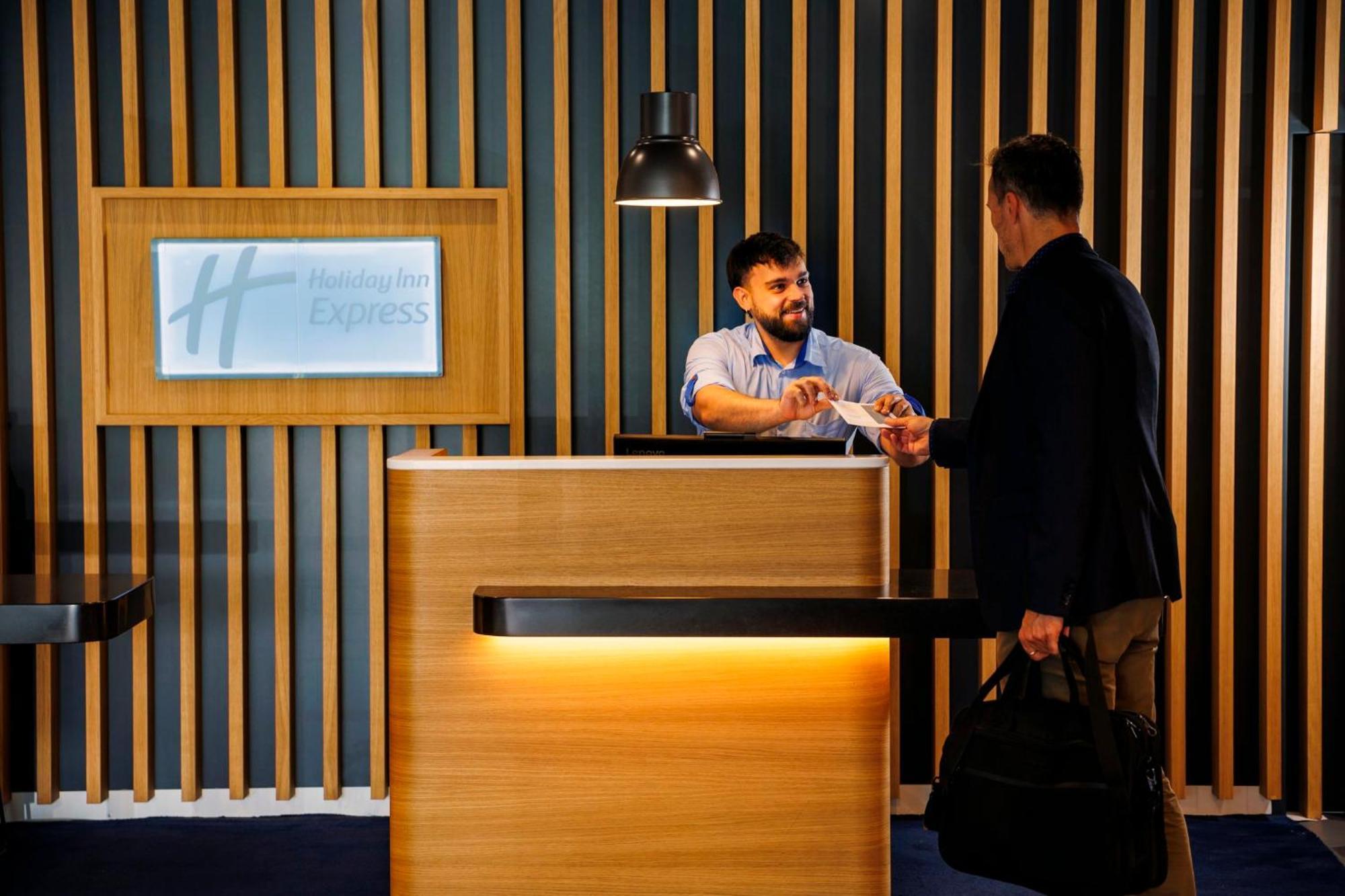 Hotel Express Bilbao Airport By Ihg