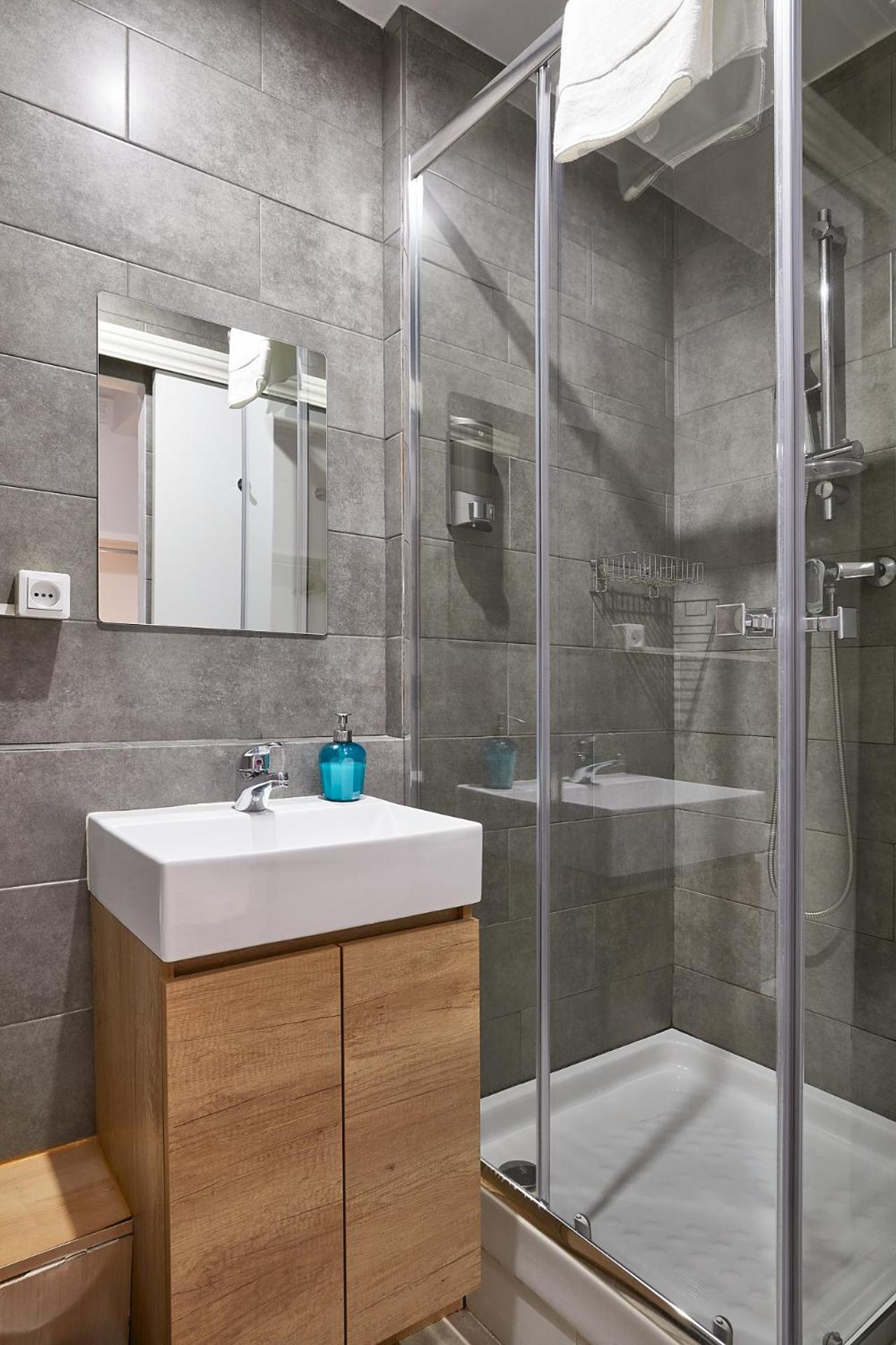 Ella Hostel Gran Via Guest house