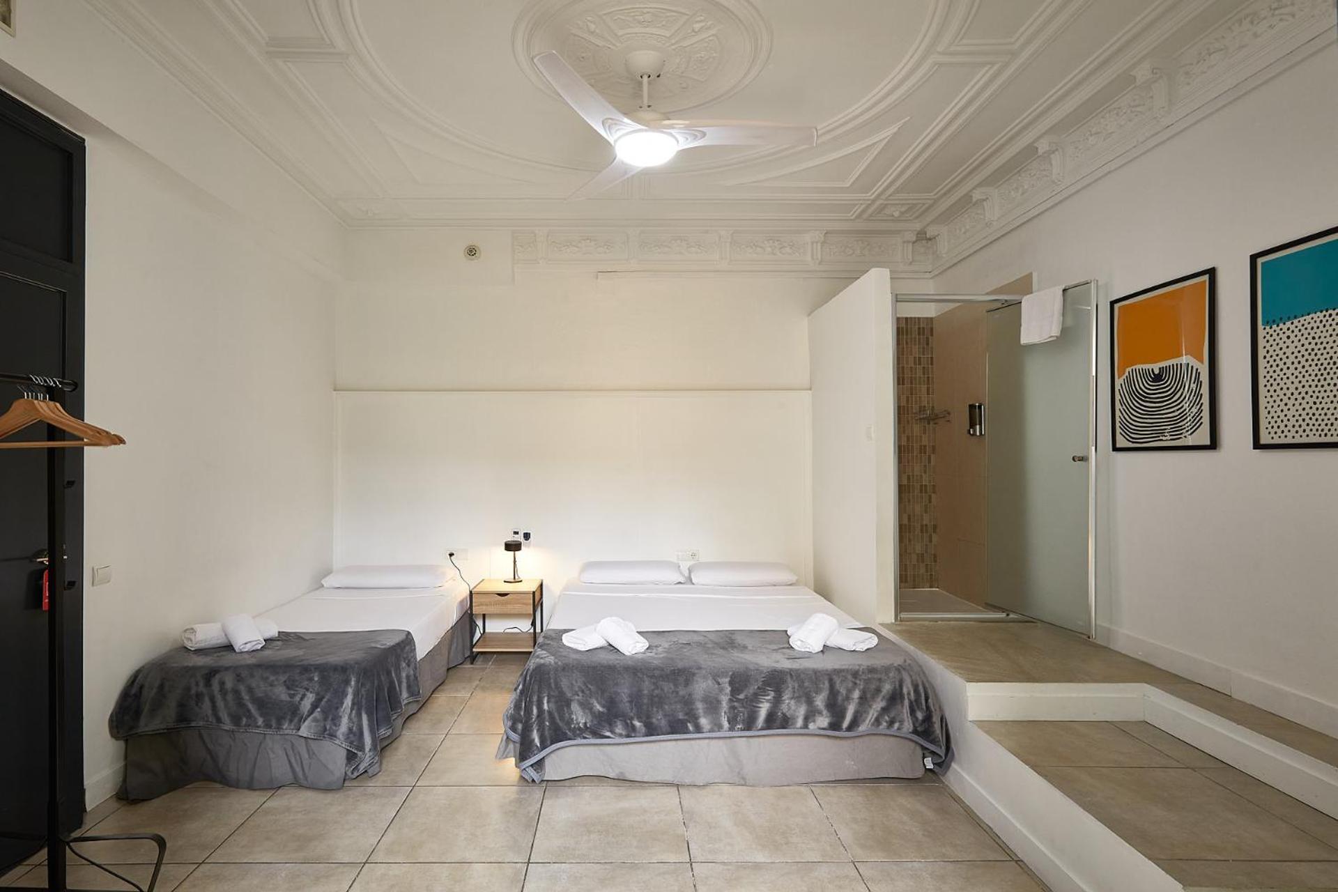 Guest house Ella Hostel Gran Via 2*