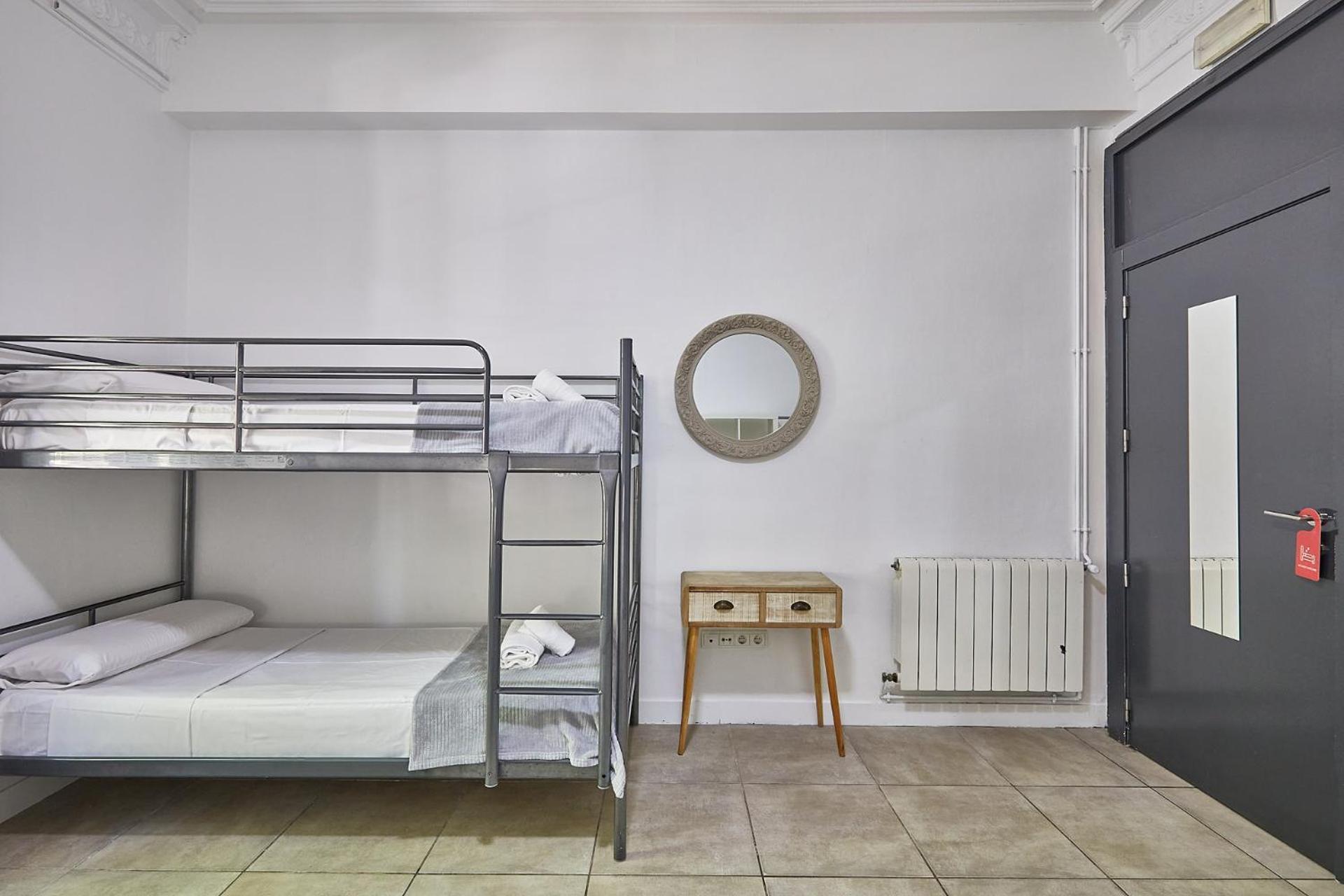 Guest house Ella Hostel Gran Via 2*