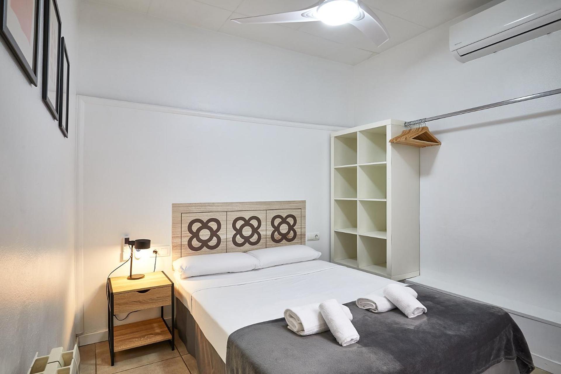 Guest house Ella Hostel Gran Via 2*
