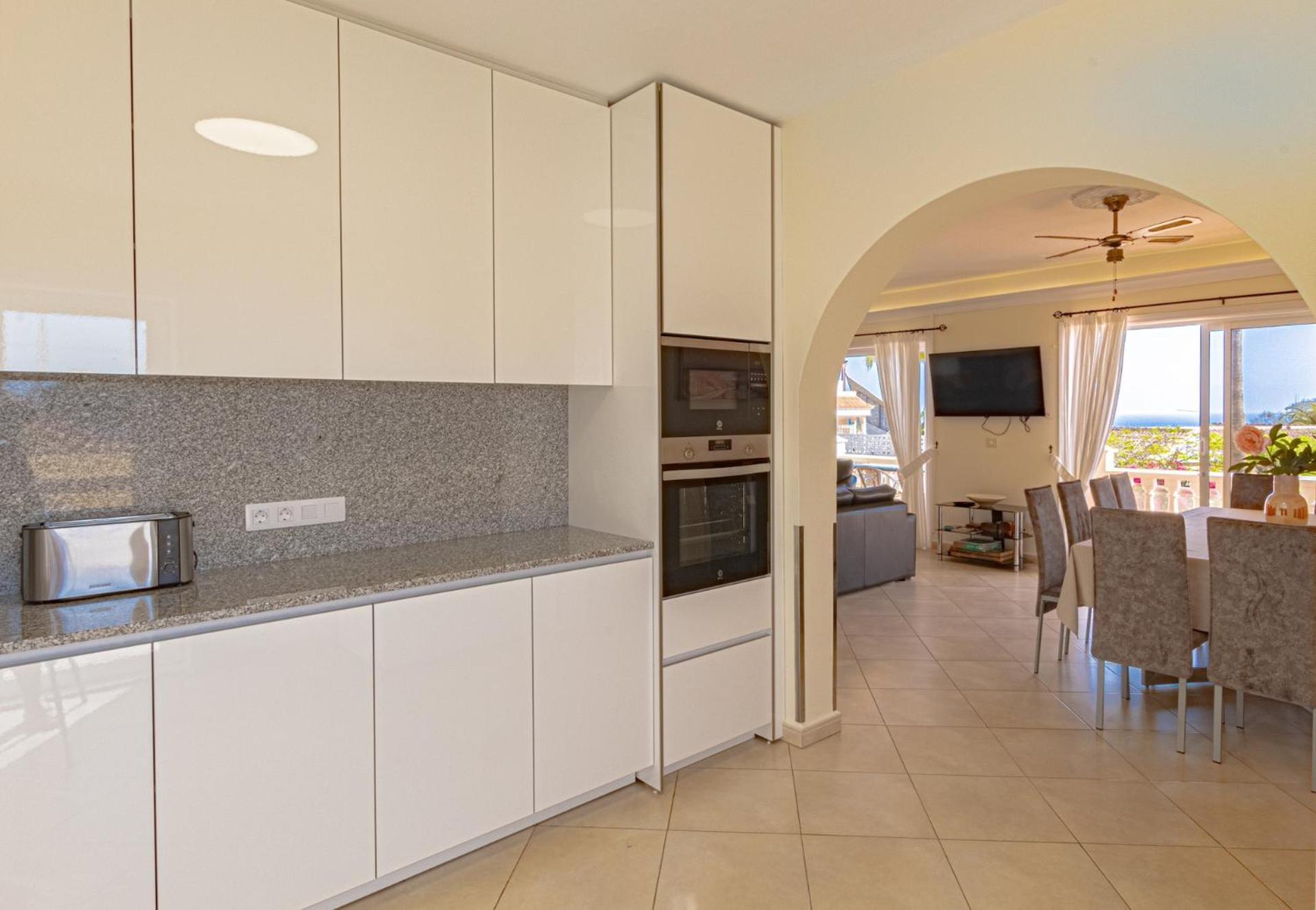 Victoria With Heated Pool Villa *