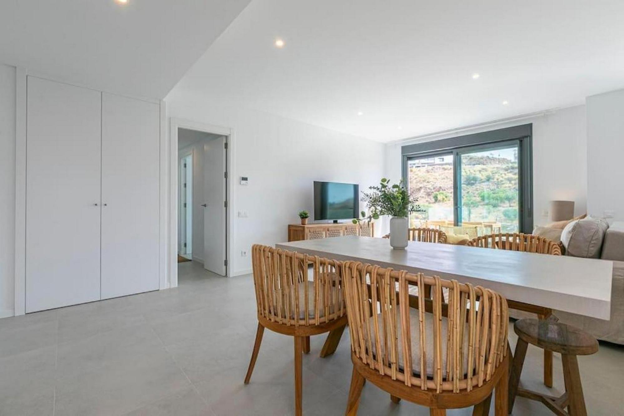 Middle Views Luxury Sea Escape