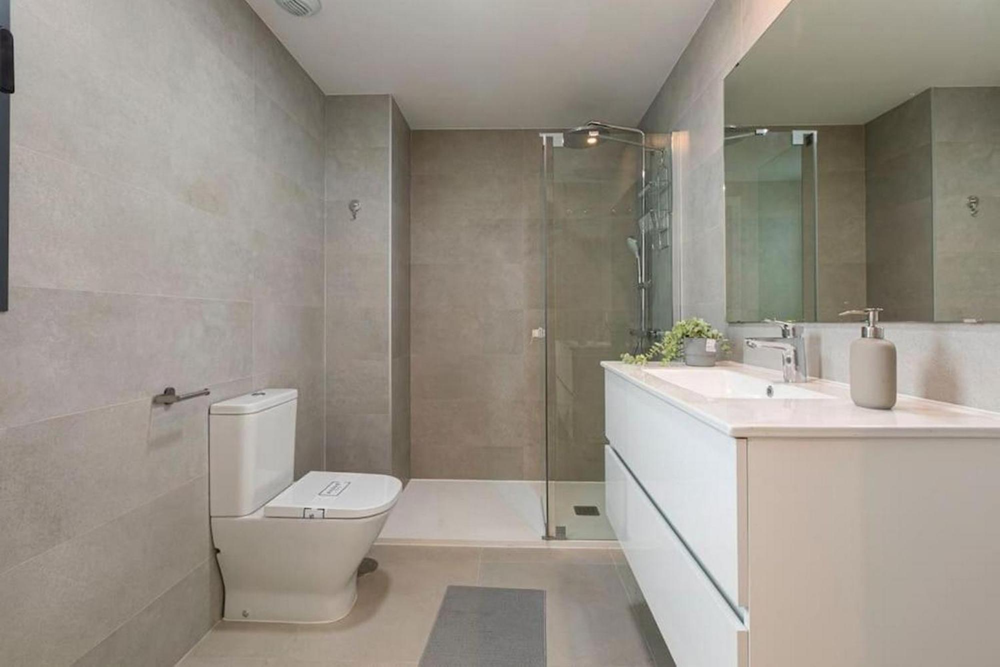Middle Views Luxury Sea Escape