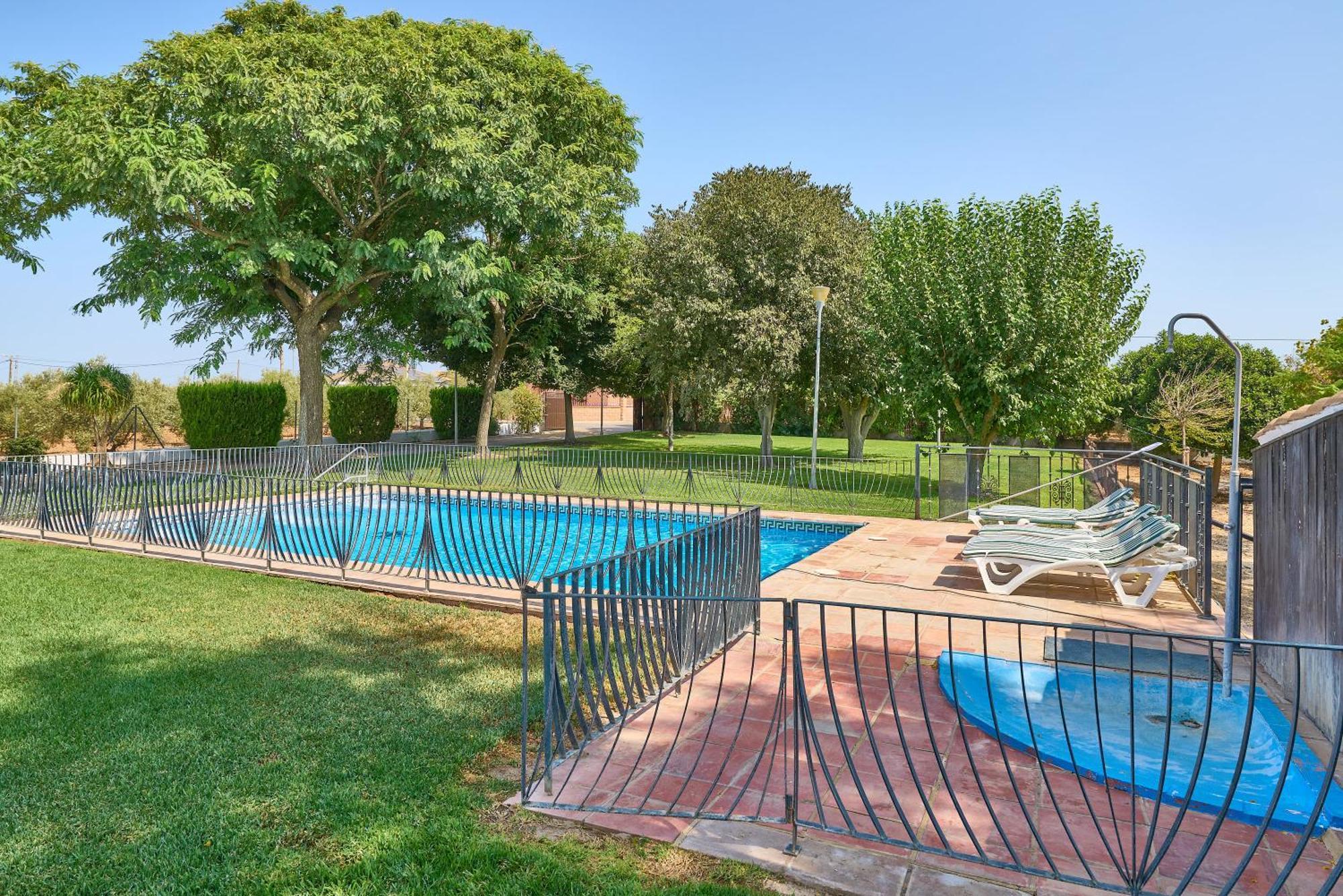 La Piscina Y Jardin La Carlota