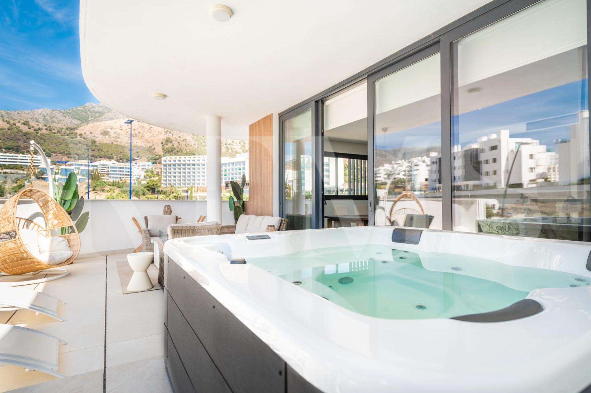 Lovely View With Private Jacuzzi & Terrace, Pool And Parking By Rems Apartamento Fuengirola