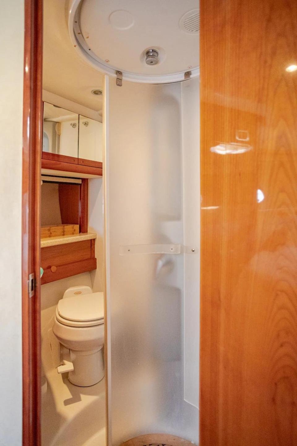 ✵ Senyer ✵ Duerme En Un Confortable Yate Deportivo Hotel en barco *