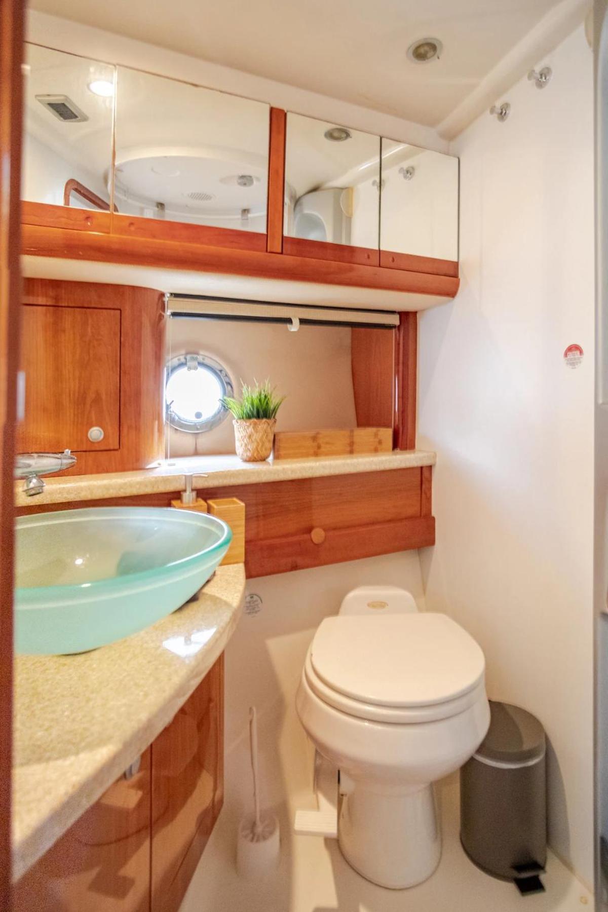 Hotel en barco ✵ Senyer ✵ Duerme En Un Confortable Yate Deportivo