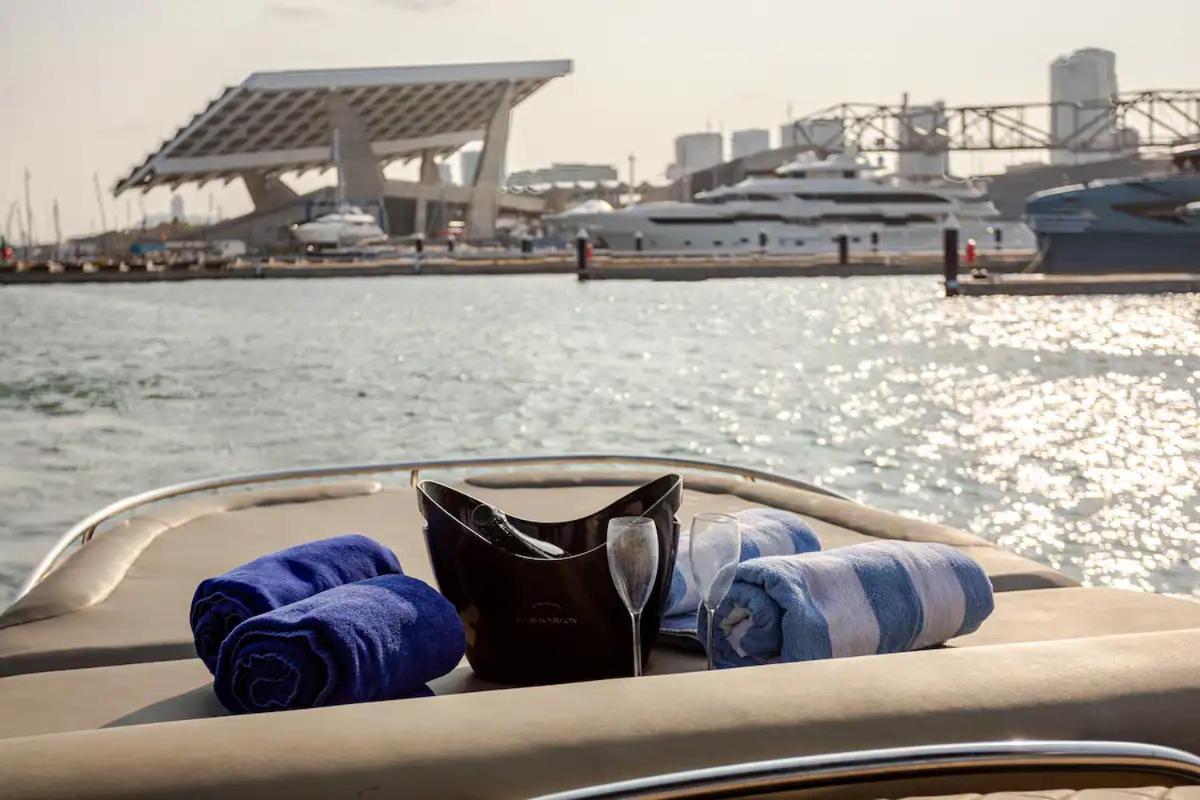 Hotel en barco ✵ Senyer ✵ Duerme En Un Confortable Yate Deportivo Sant Adrià de Besòs