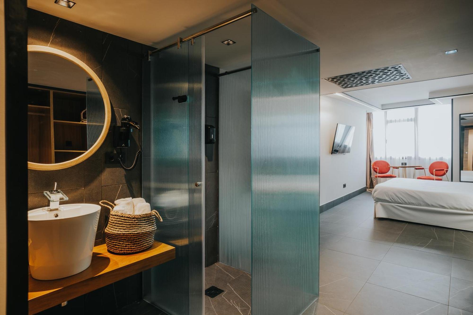 Poem Suites, Canteras