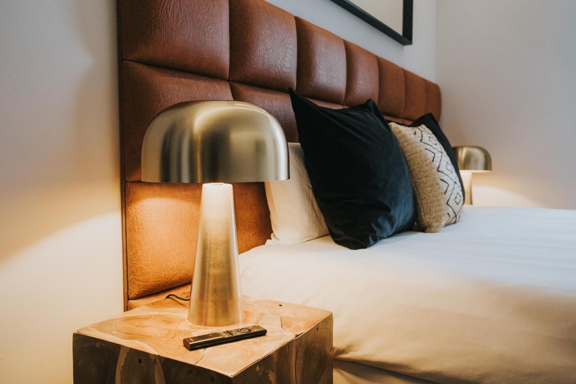 Poem Suites, Canteras