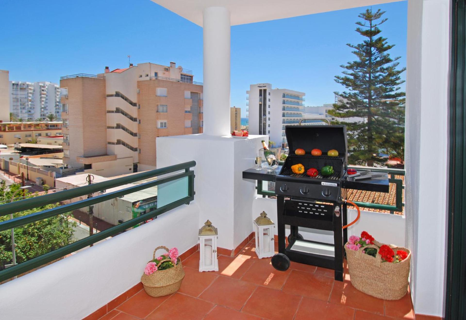 Isla De 2, 80m From The Sea, Amazing View,ac, Bbq,private Parking Apartamento Benalmádena