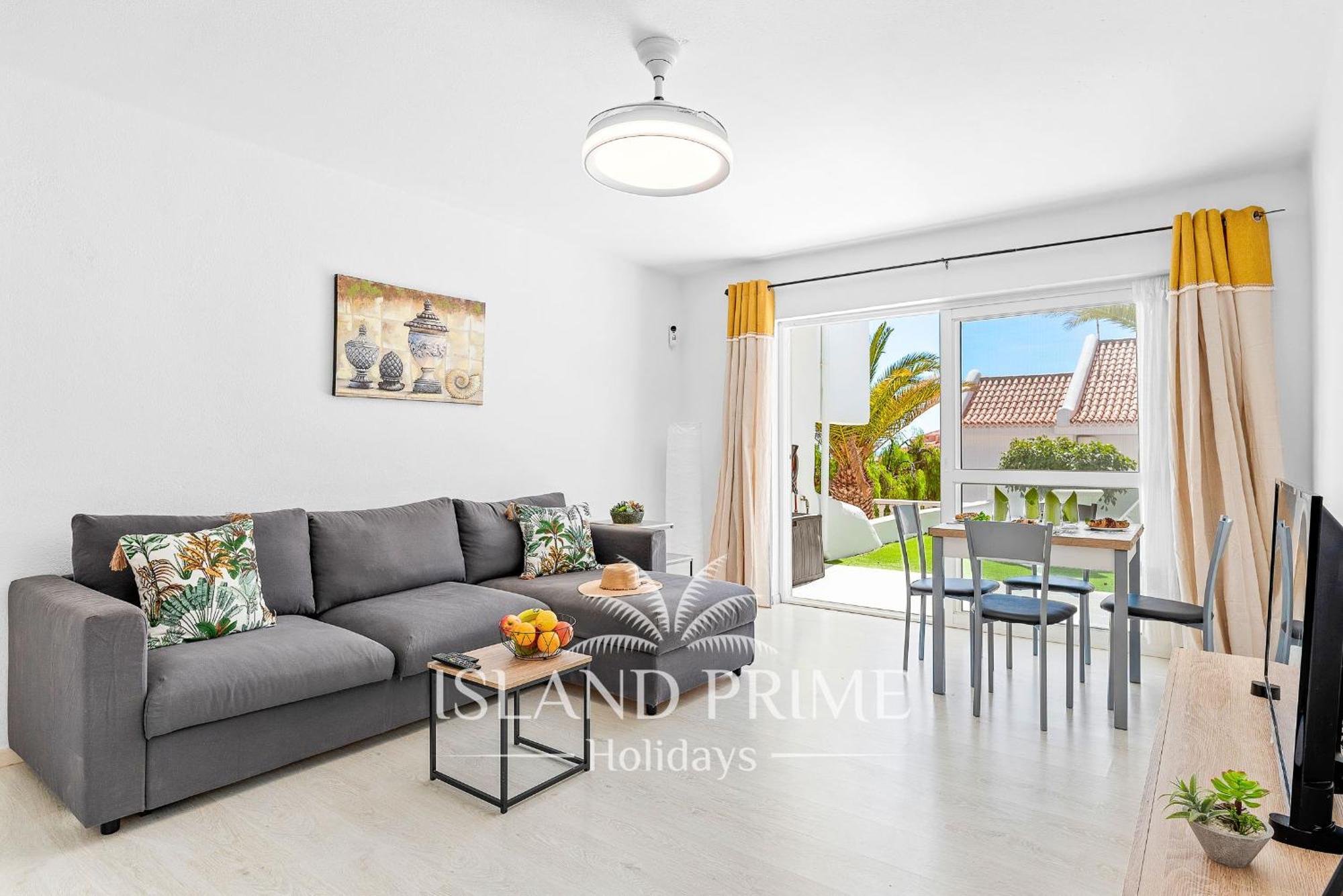 Seaviews Garden With Palms In Club Sc171