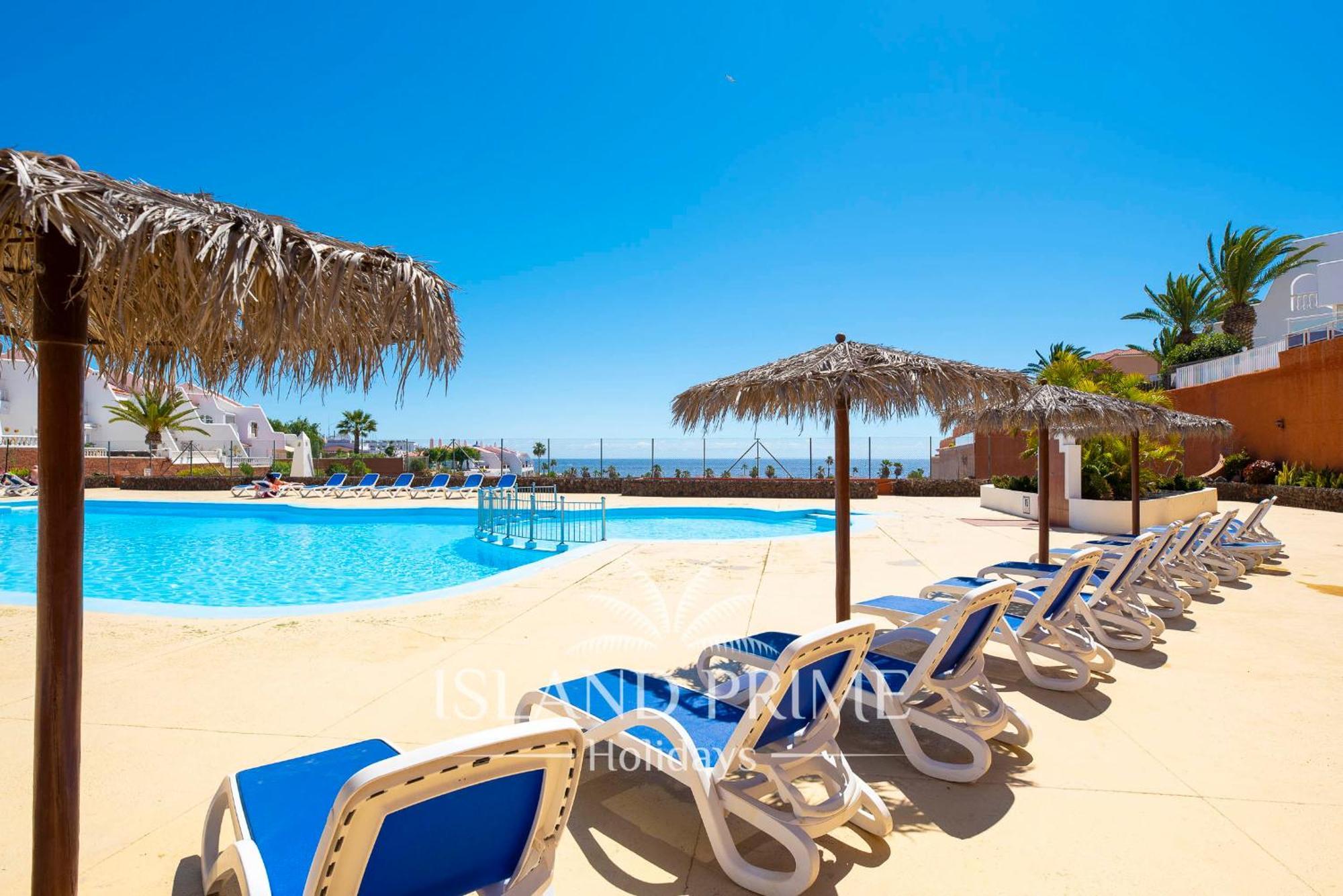 Seaviews Garden With Palms In Club Sc171