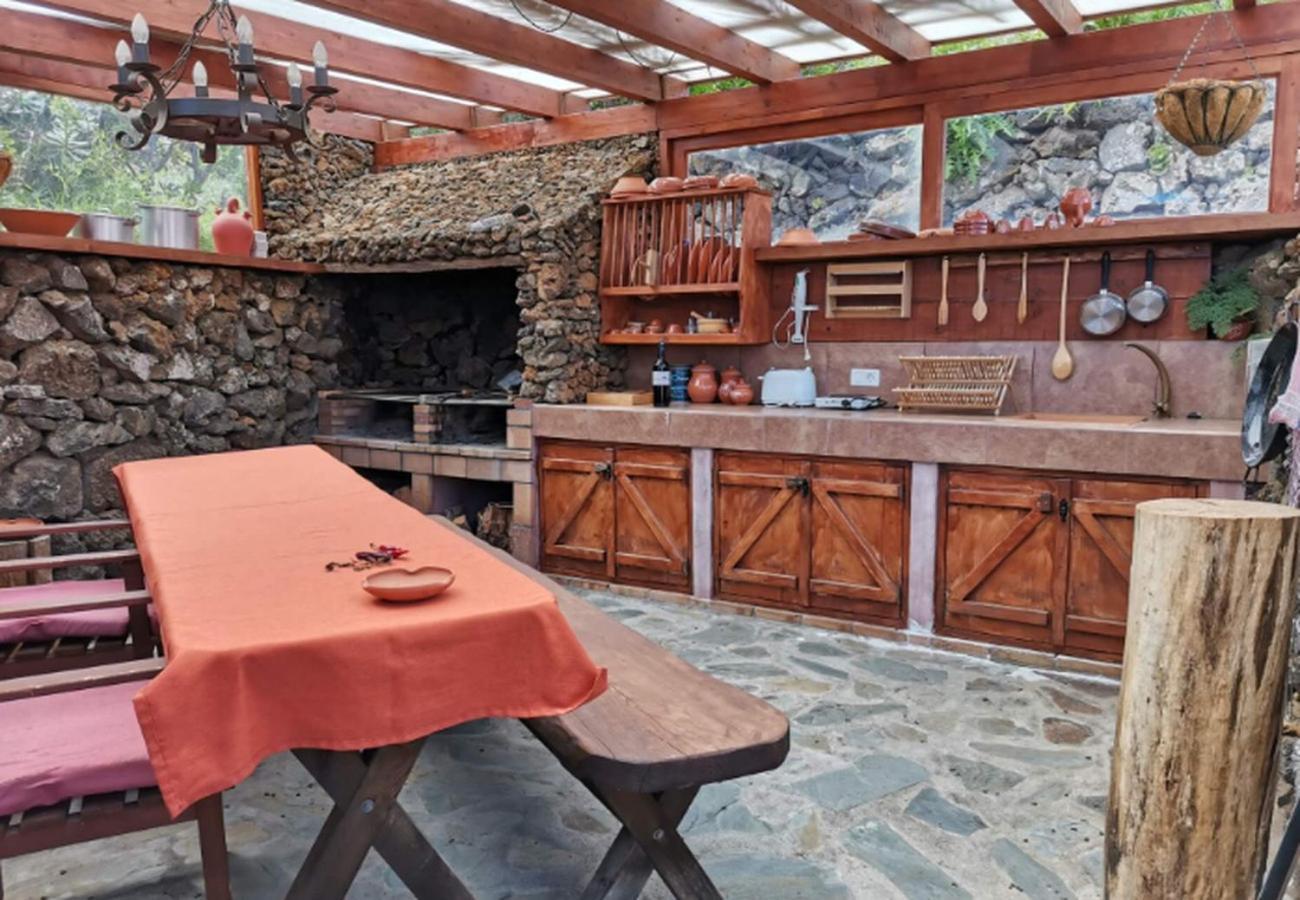Relajate En Un Entorno Acogedor Con Vistas Y Bbq