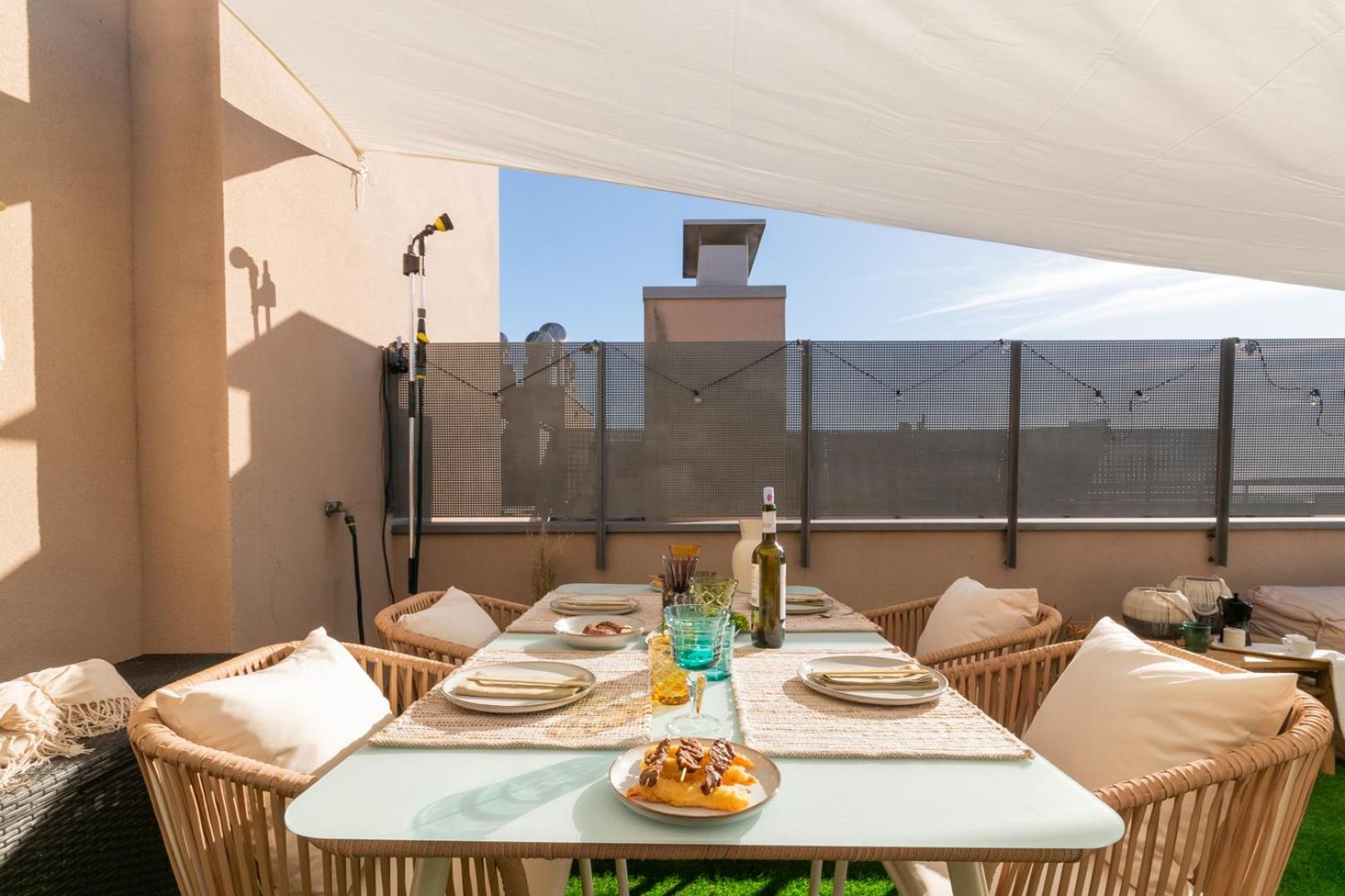 Penthouse With Private Terrace & Pool Access *
