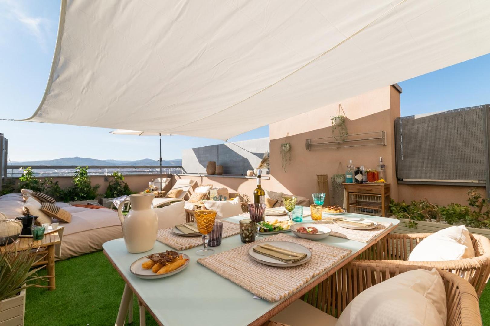Penthouse With Private Terrace & Pool Access Apartment *