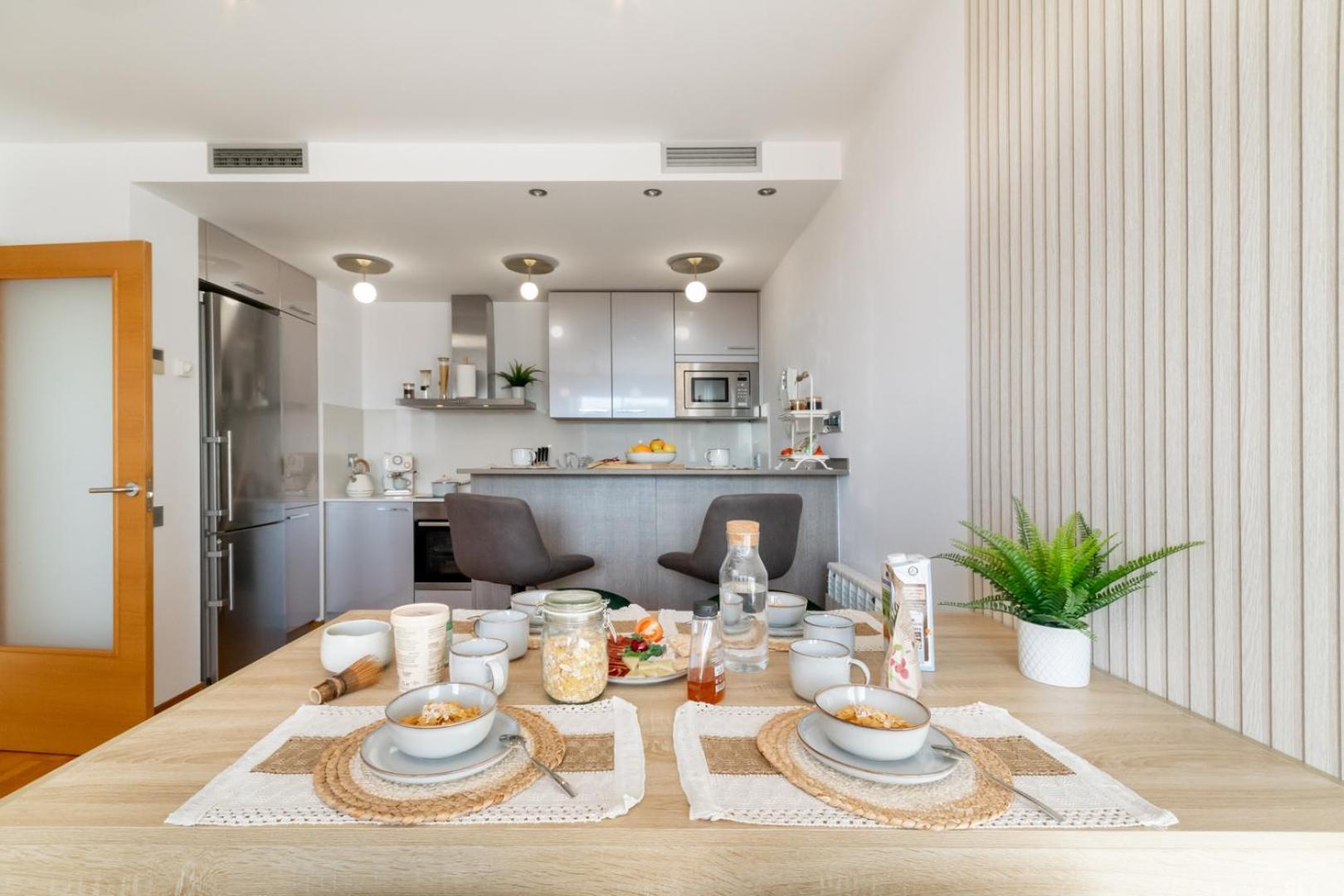 Penthouse With Private Terrace & Pool Access *