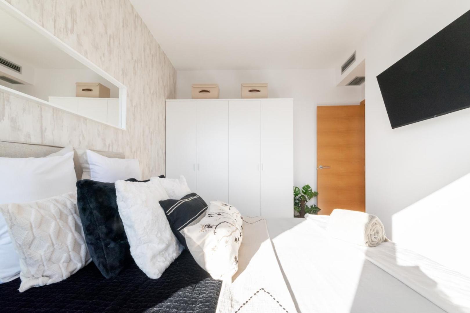 Penthouse With Private Terrace & Pool Access Apartment