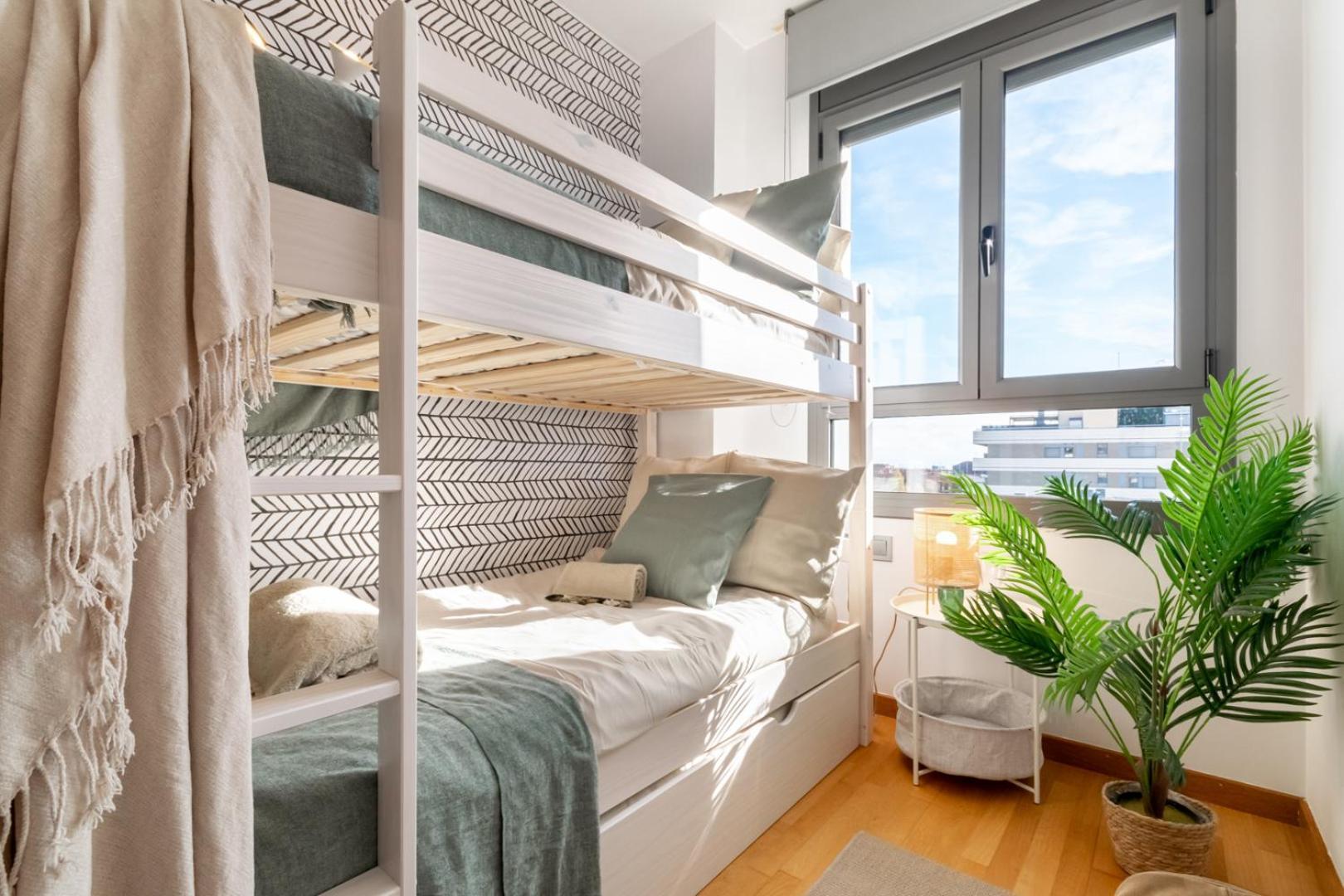 Penthouse With Private Terrace & Pool Access *