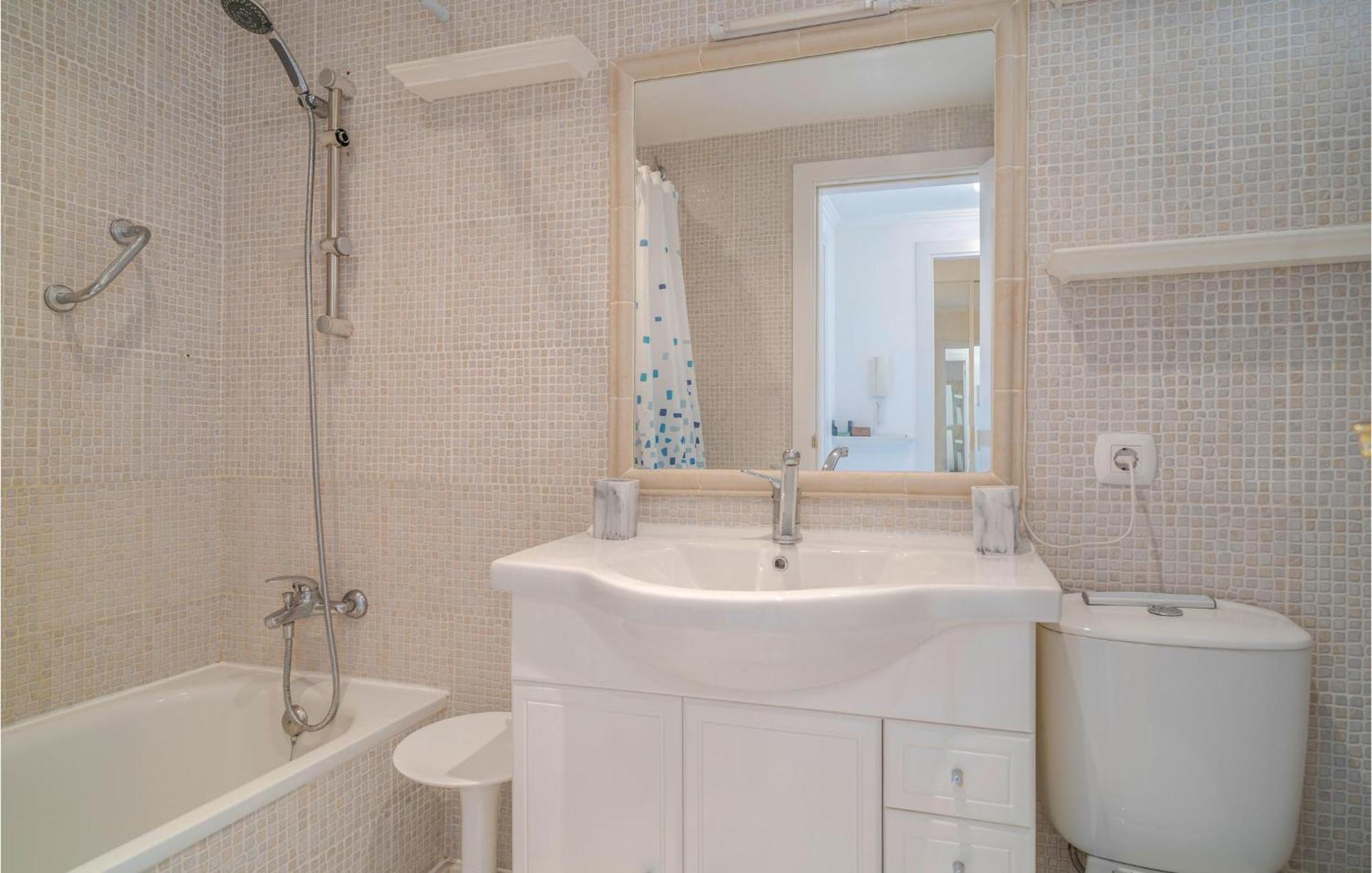 Apartment 2 Bedroom Lovely In