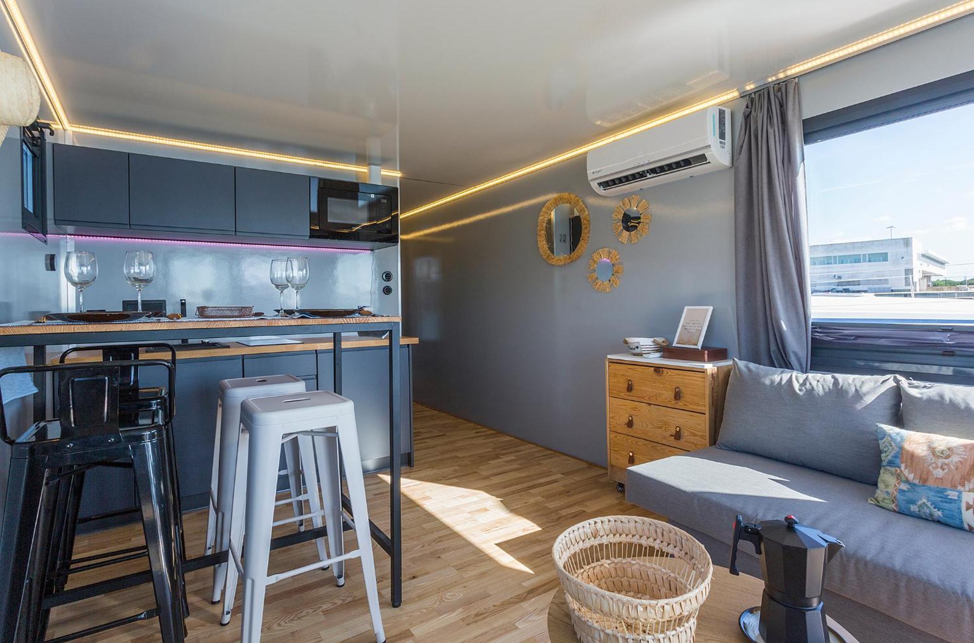 Botel Azvalia Luxury Casa Barco New York And Texas-unique Houseboat Experience