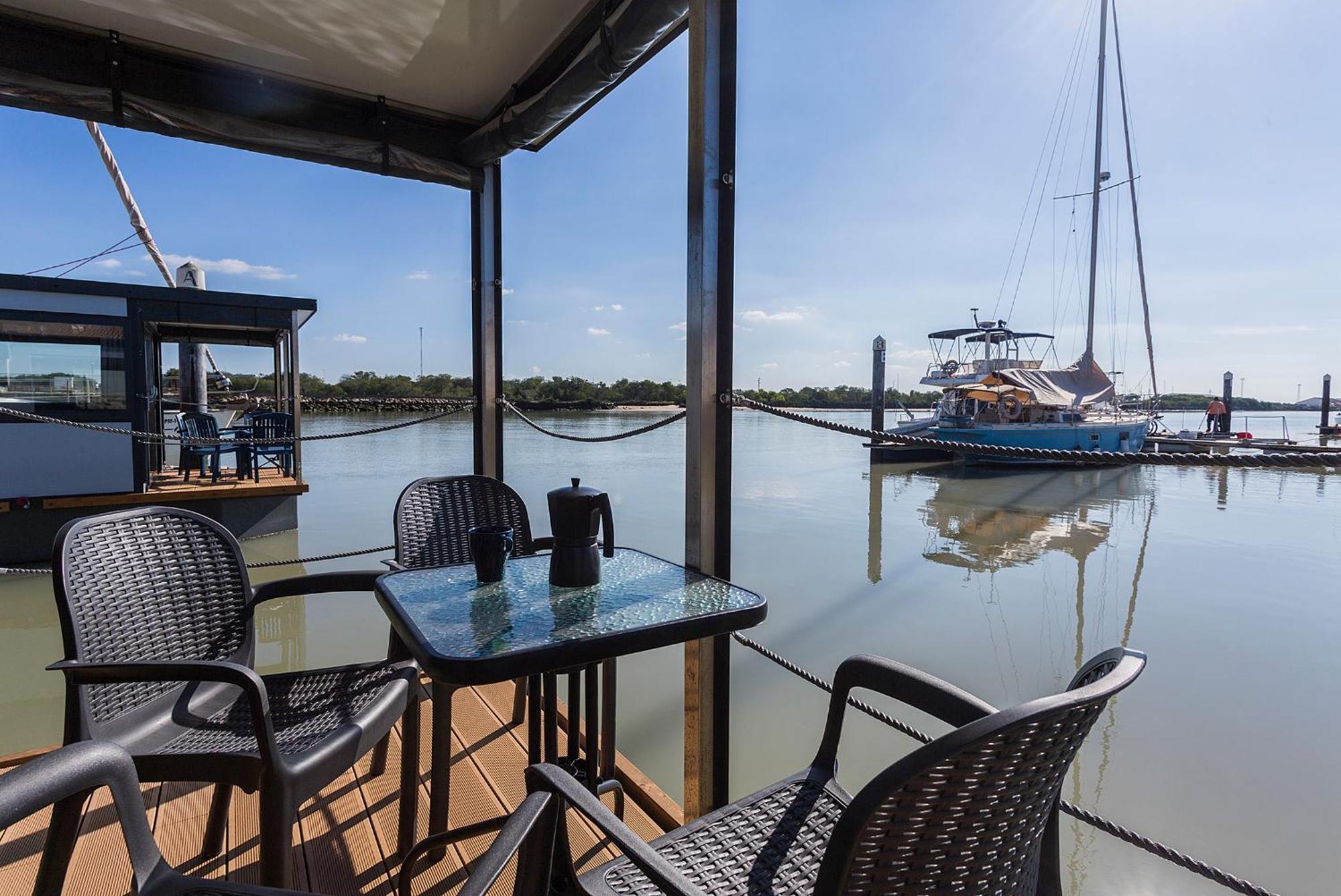 Botel Azvalia Luxury Casa Barco New York And Texas-unique Houseboat Experience *
