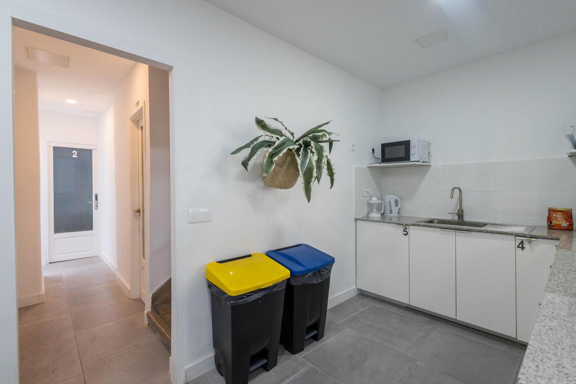 Guest house Coliving Mol-Terrace, En-Suite Bathroom, Fridge & Tv *