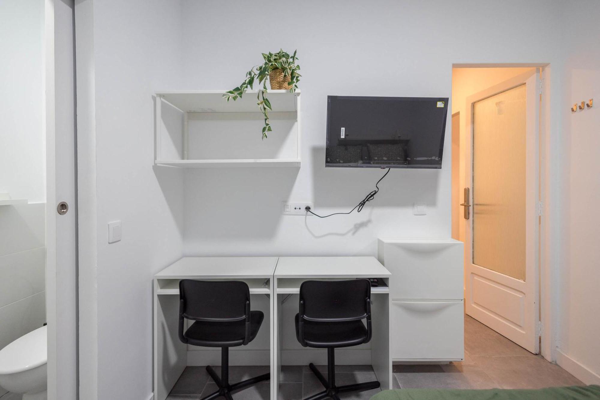 Guest house Coliving Mol-Terrace, En-Suite Bathroom, Fridge & Tv