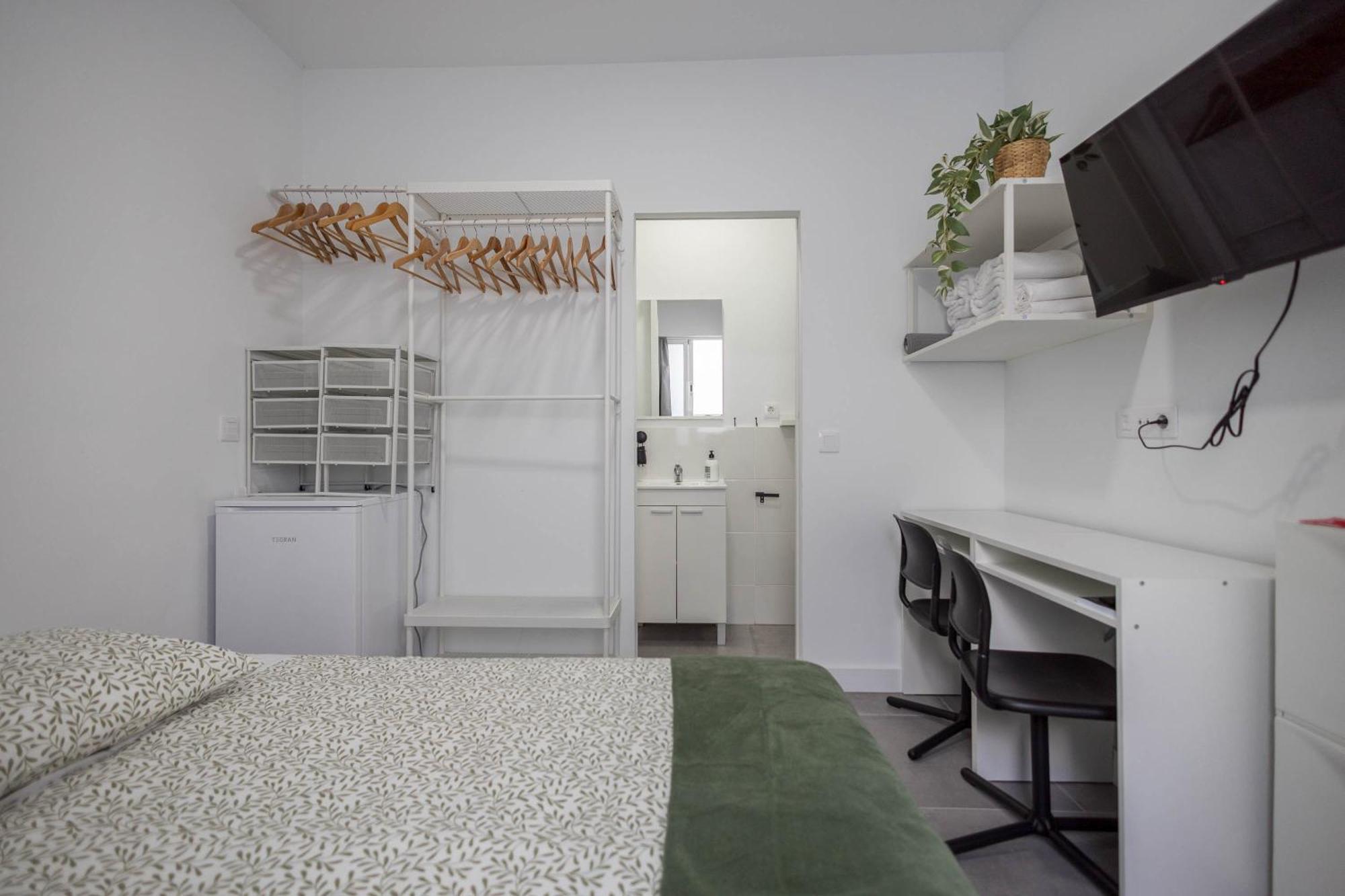 Guest house Coliving Mol-Terrace, En-Suite Bathroom, Fridge & Tv *